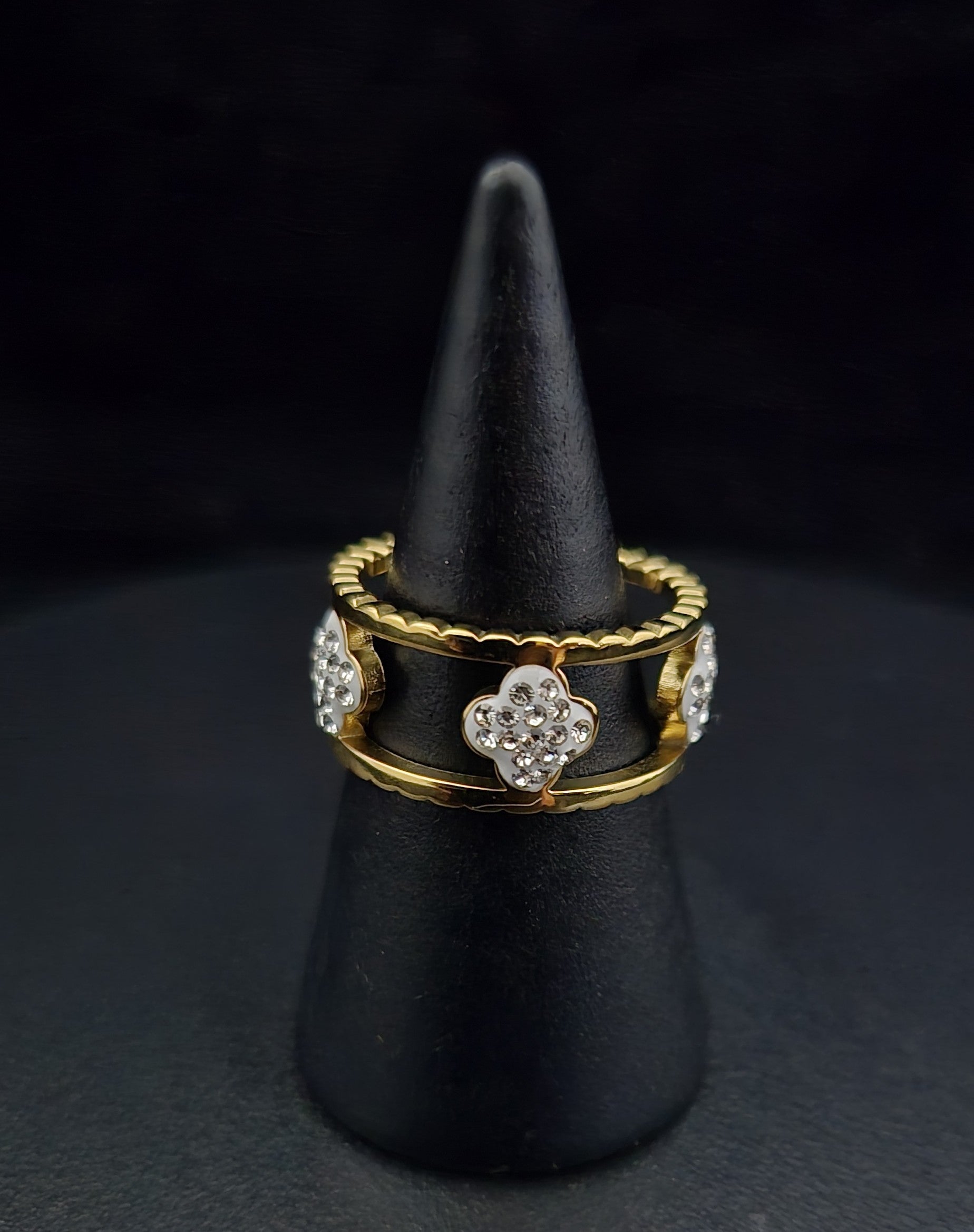 Gouden ring met witte klavers en zirkonia
