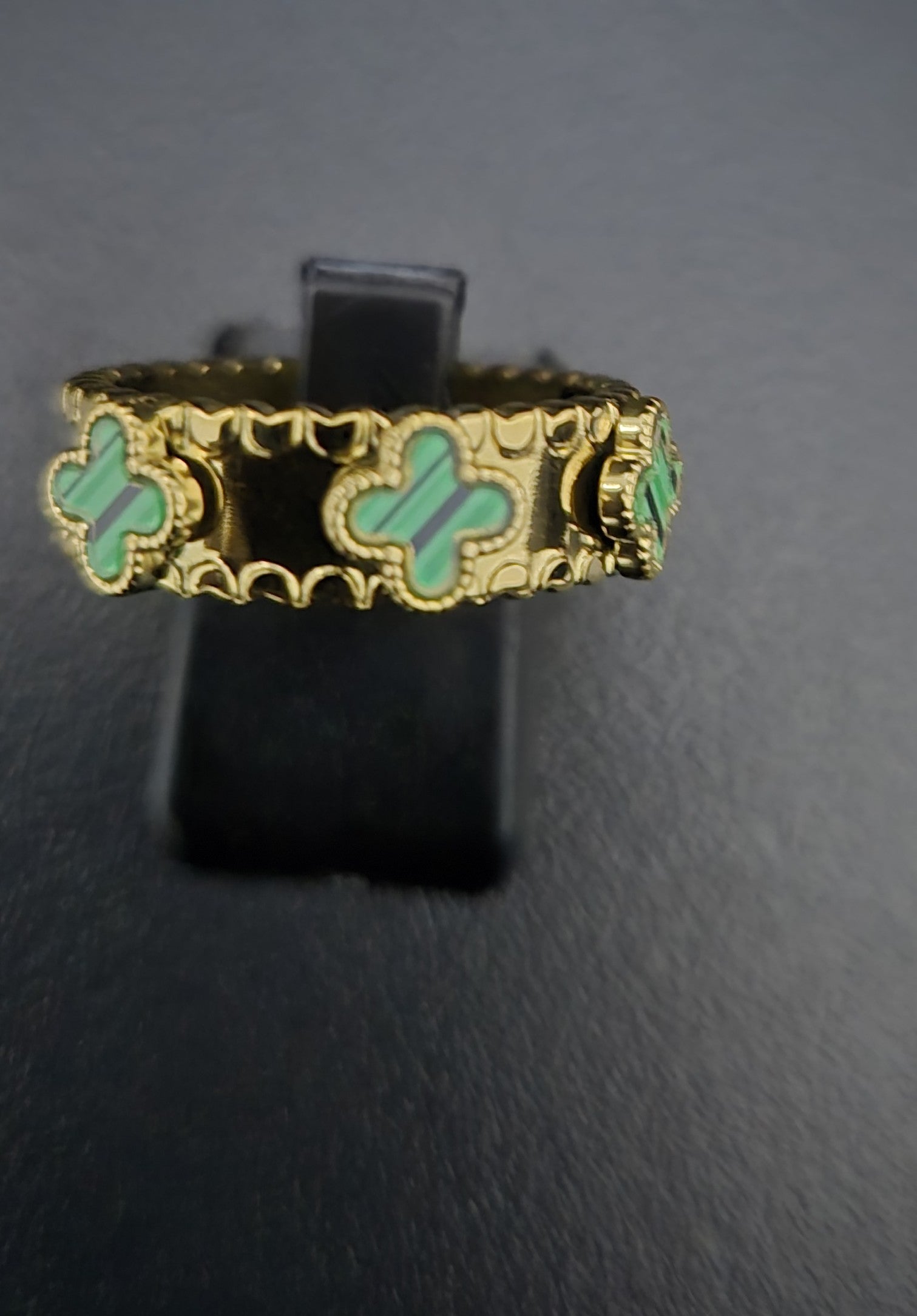 Gouden ring met groene klavers
