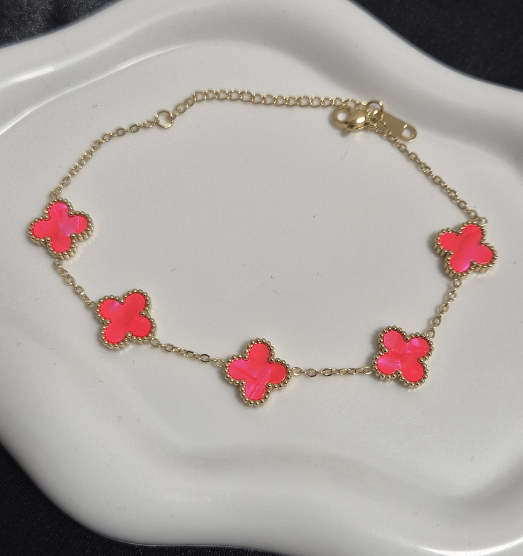 Elegante Goudkleurige Armband met Neonroze Klaverbedels L