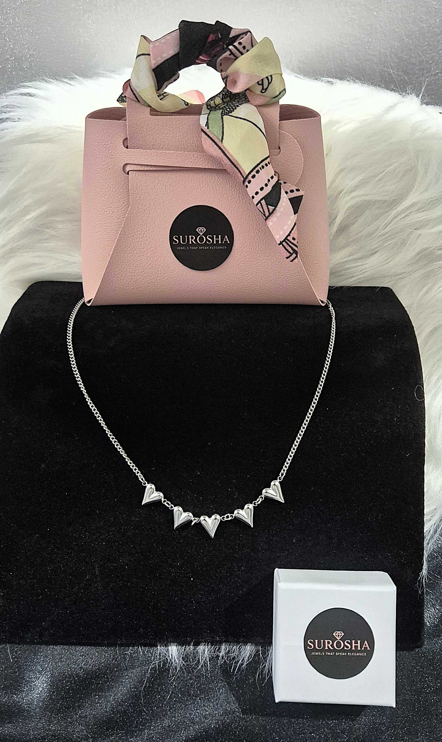 SuRosha Zilverkleurige Ketting met Hartjes Charms