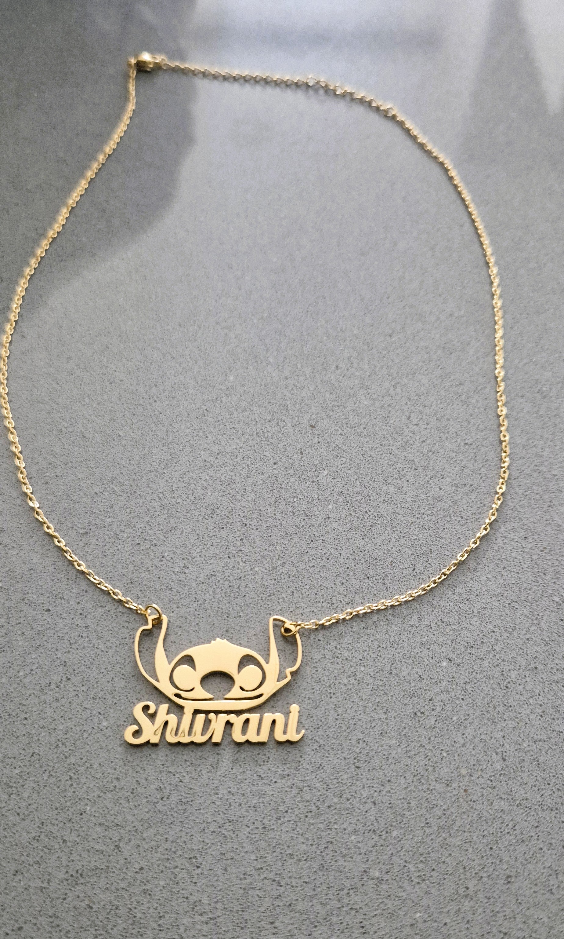 SuRosha Gepersonaliseerde Ketting – Stitch Naamketting (Goud of Zilver)
