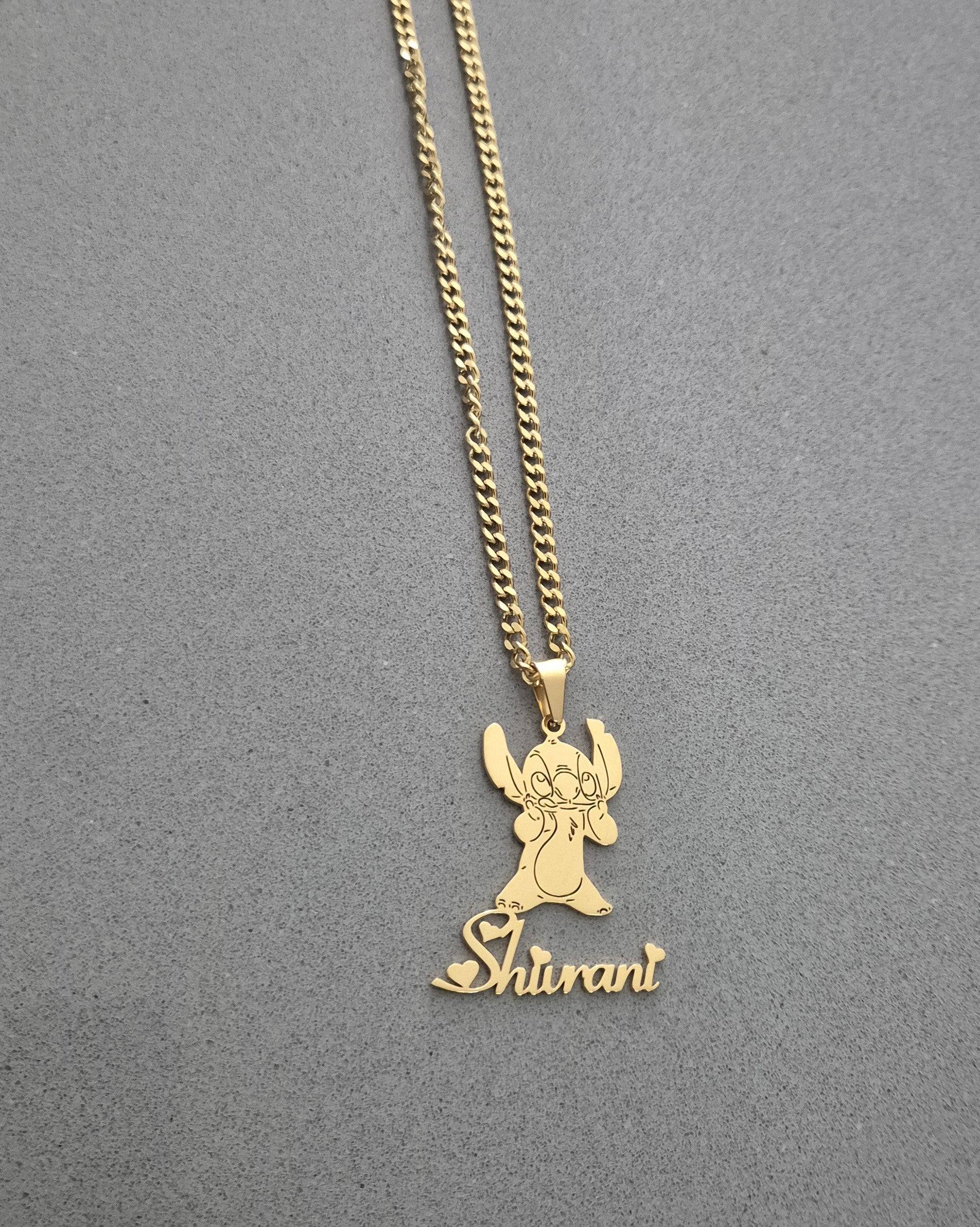 SuRosha Gepersonaliseerde Hanger – Stitch Naam Hanger (Goud of Zilver)