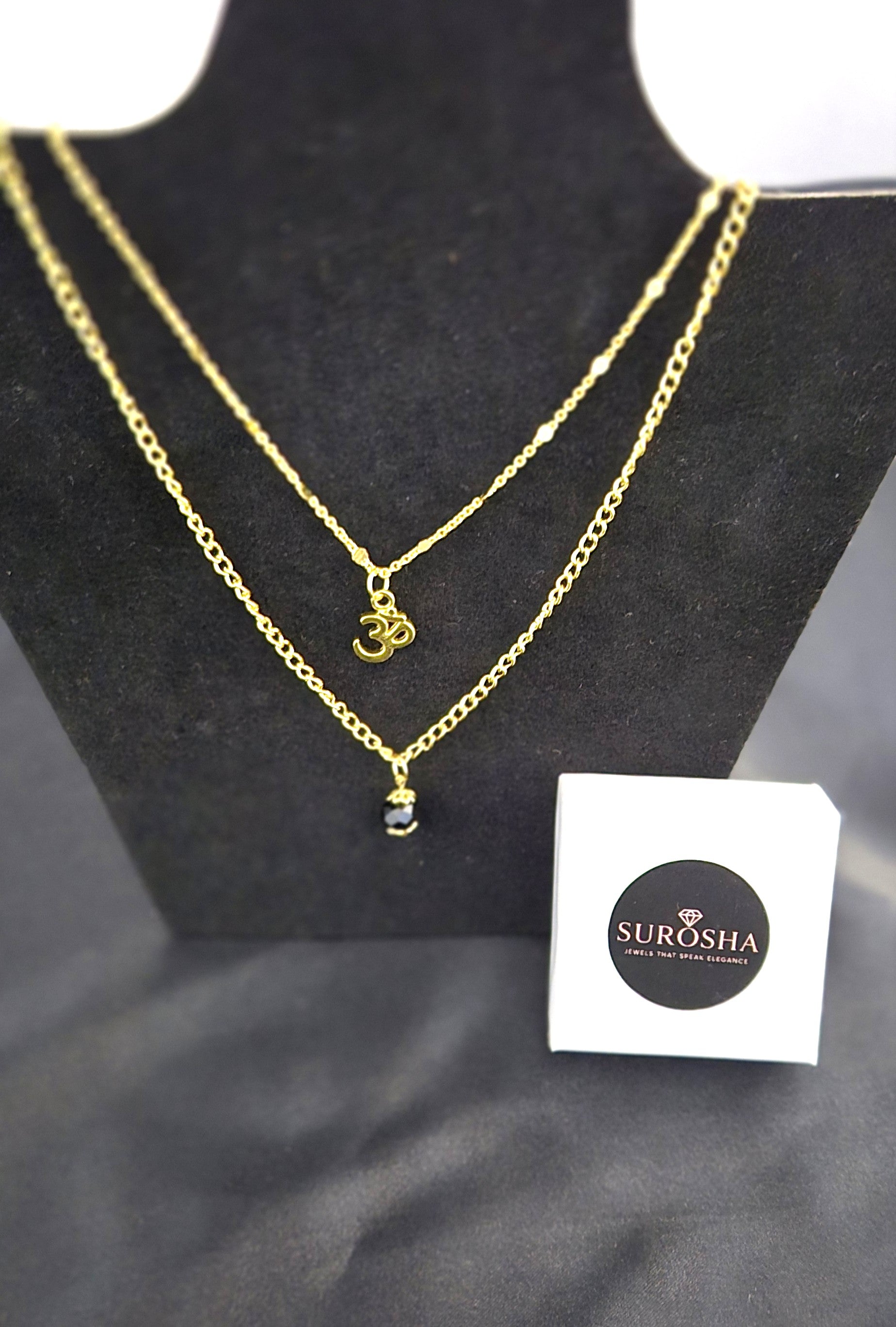 Dubbele goudkleurige ketting met Ohm en Ogri Ai hanger – handgemaakt in Surinaamse stijl