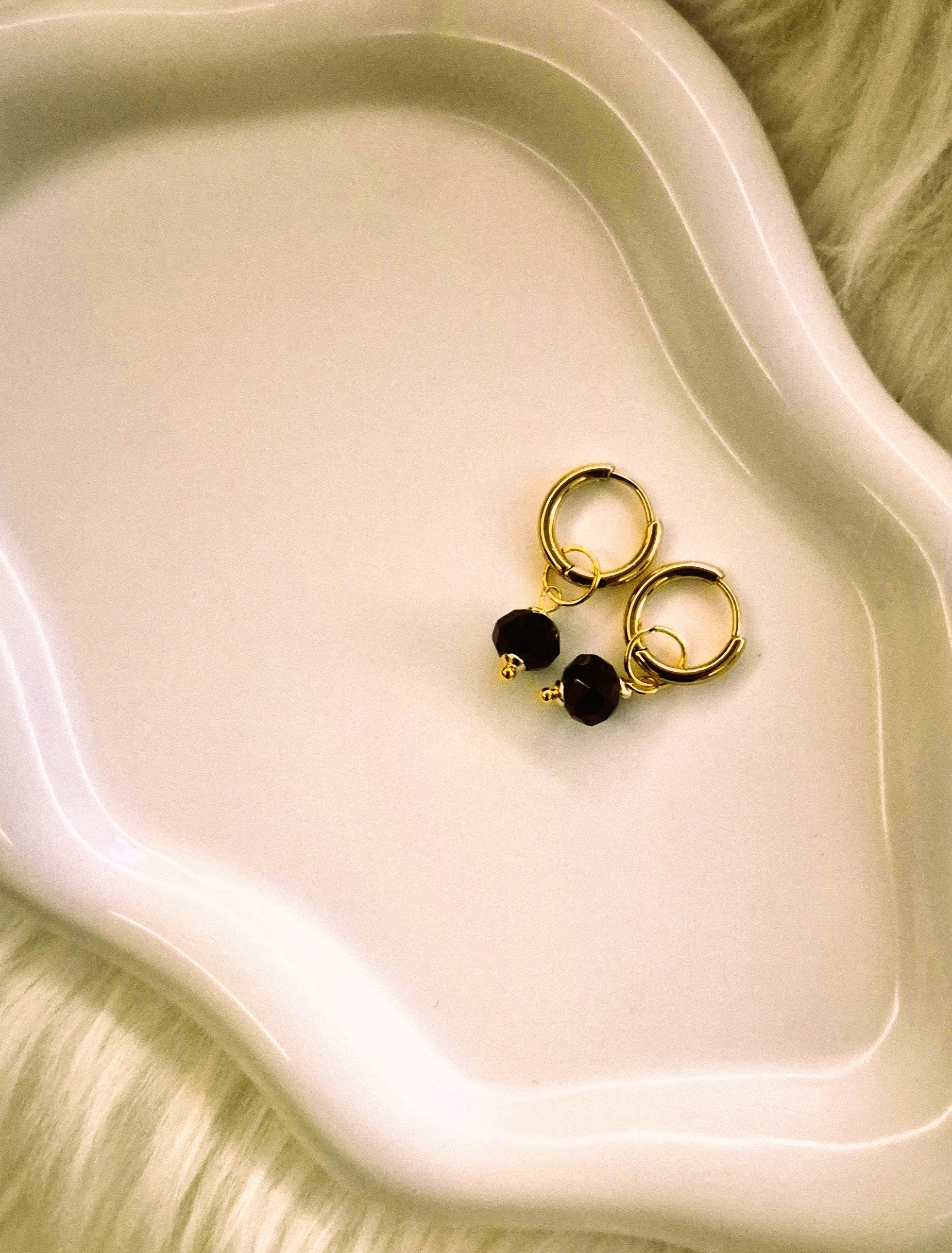 SuRosha “Midnight Aura” – Ronde Oorbellen Zwarte Ogir AI Kralen Stainless Steel