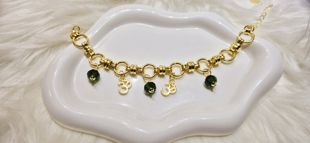 Armband Ogri Serenity – goudkleurig stainless steel met groene Ogri Ai kralen & Ohm bedels