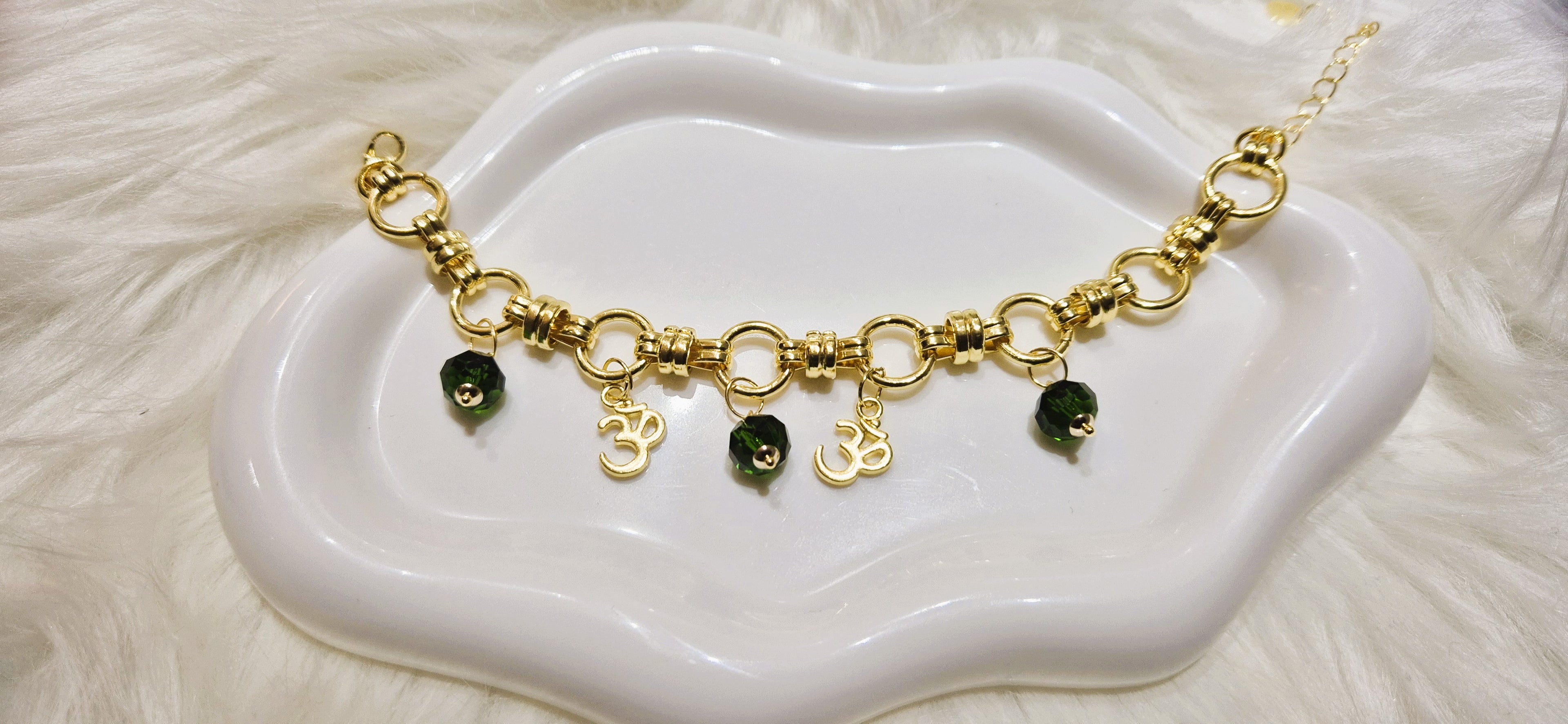 Armband Ogri Serenity – goudkleurig stainless steel met groene Ogri Ai kralen & Ohm bedels