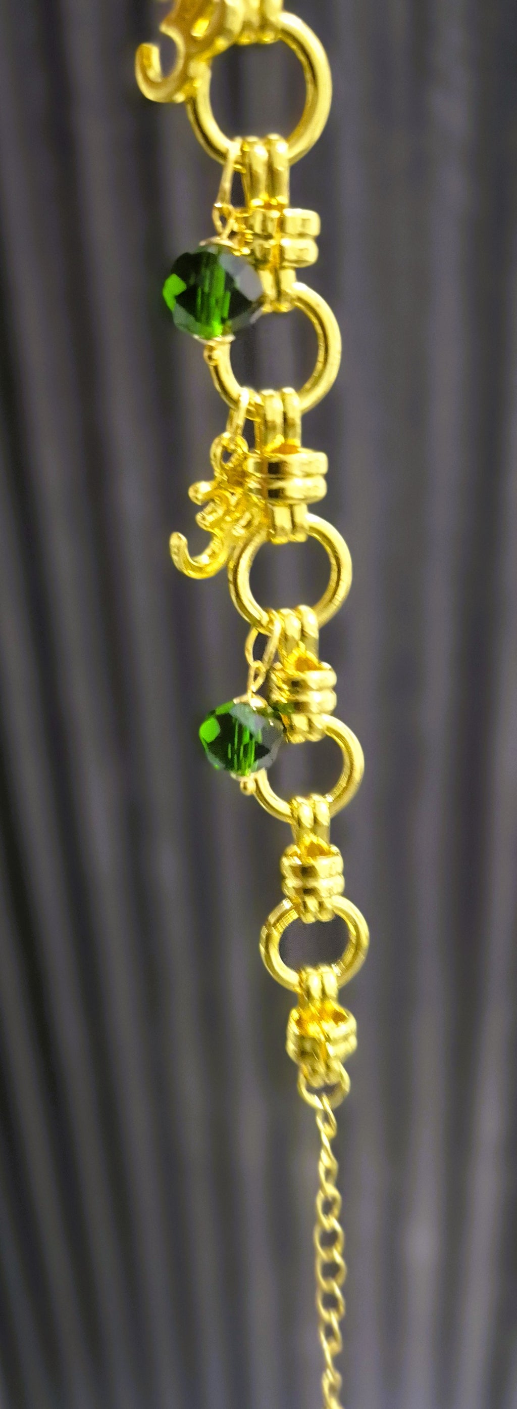 Armband Ogri Serenity – goudkleurig stainless steel met groene Ogri Ai kralen & Ohm bedels