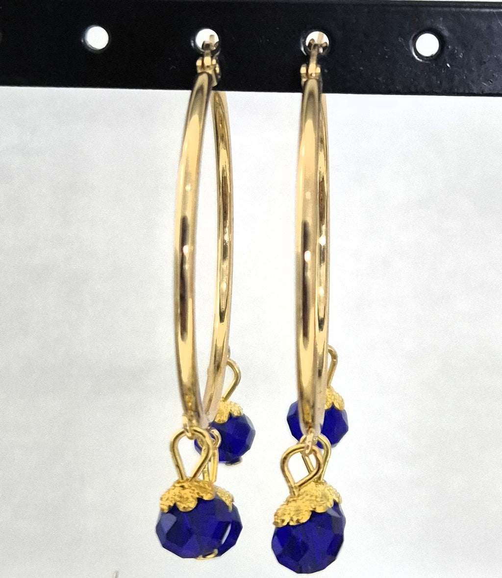 SuRosha goudkleurige RVS oorringen met donkerblauwe Ogri Ai kralen