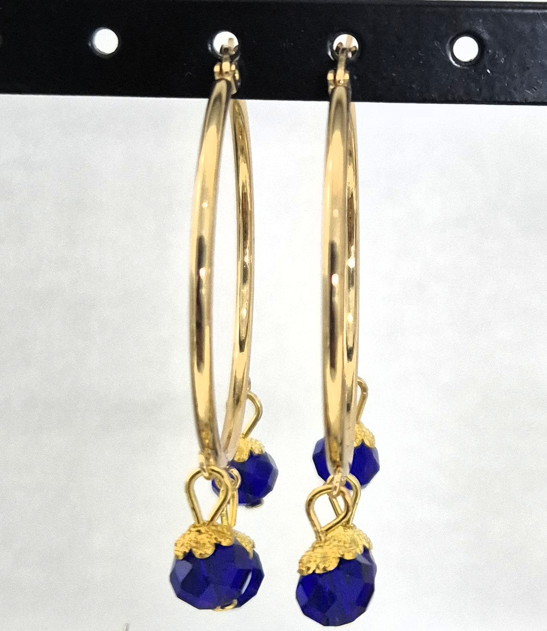 SuRosha goudkleurige RVS oorringen met donkerblauwe Ogri Ai kralen