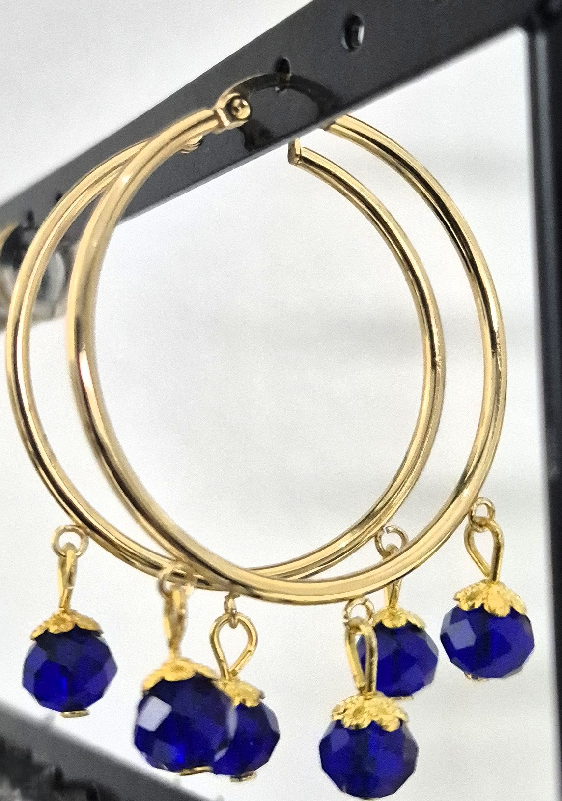 SuRosha goudkleurige RVS oorringen met donkerblauwe Ogri Ai kralen