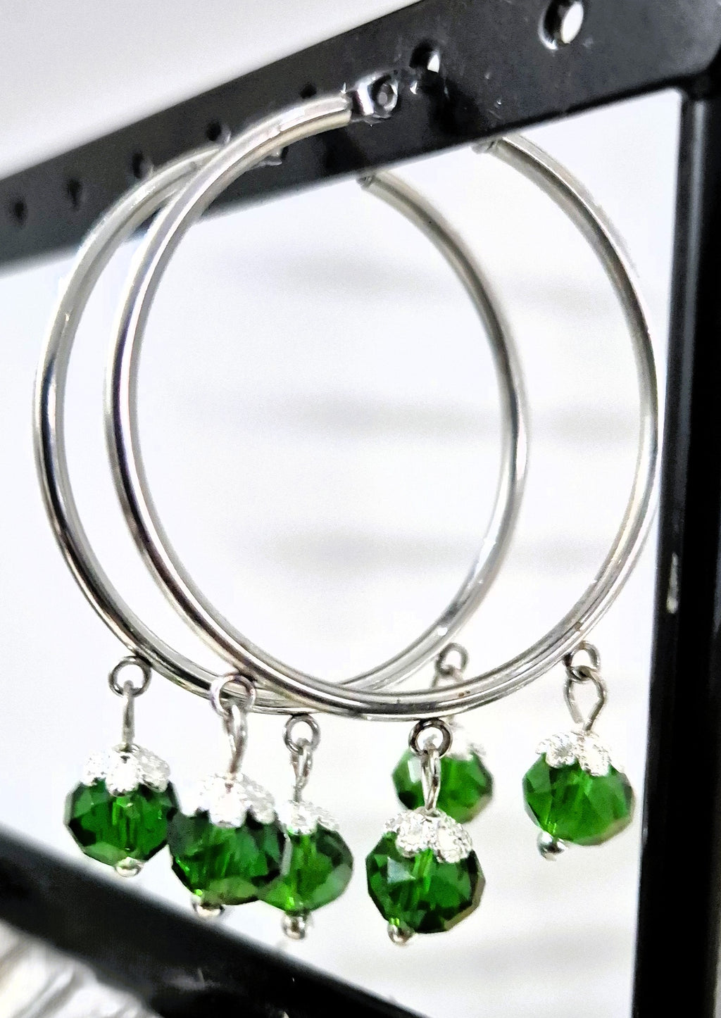 SuRosha zilverkleurige RVS oorringen met groene Ogri Ai kralen