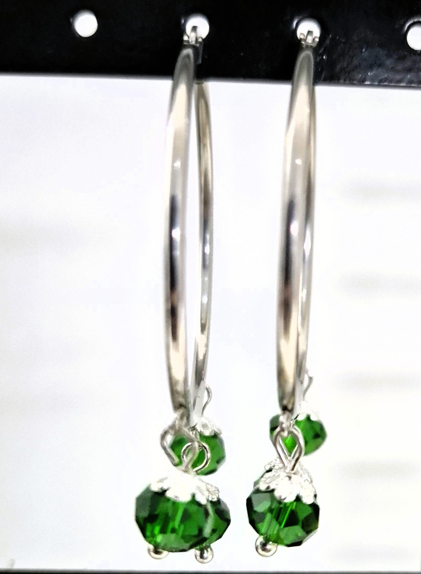 SuRosha zilverkleurige RVS oorringen met groene Ogri Ai kralen