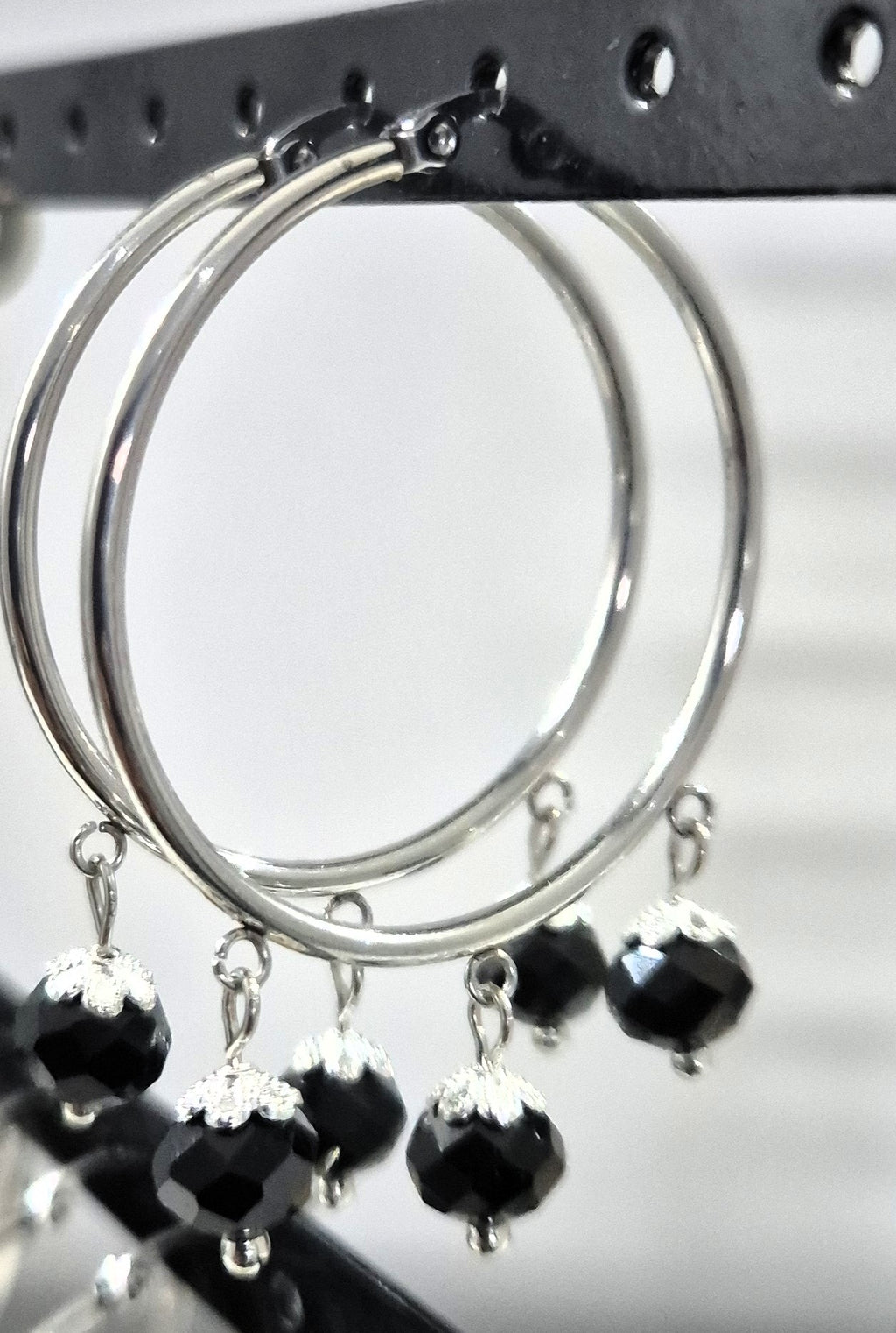 SuRosha zilverkleurige RVS oorringen met zwarte Ogri Ai kralen