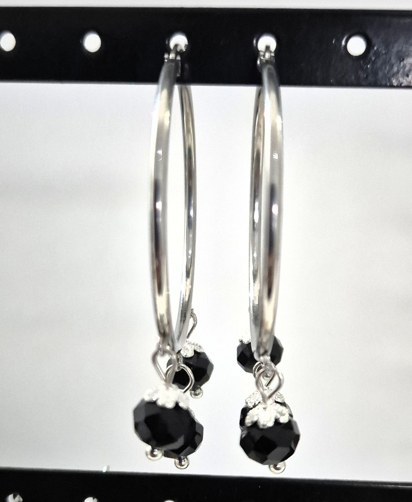 SuRosha zilverkleurige RVS oorringen met zwarte Ogri Ai kralen