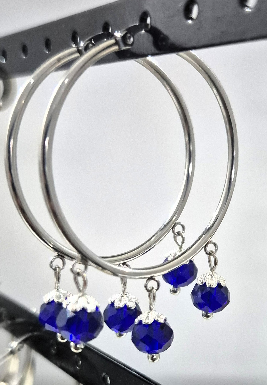 SuRosha zilverkleurige RVS oorringen met donkerblauwe Ogri Ai kralen