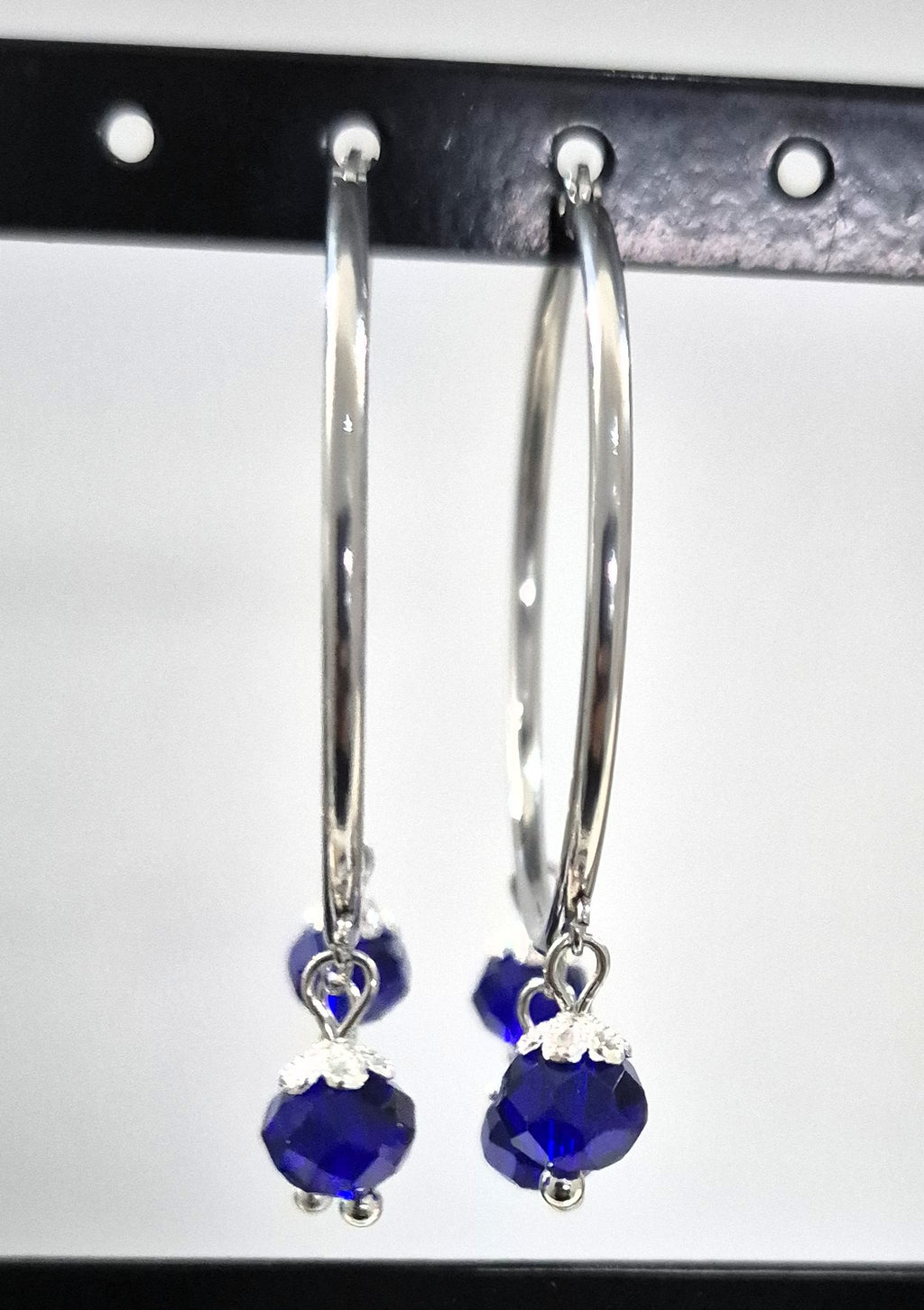 SuRosha zilverkleurige RVS oorringen met donkerblauwe Ogri Ai kralen