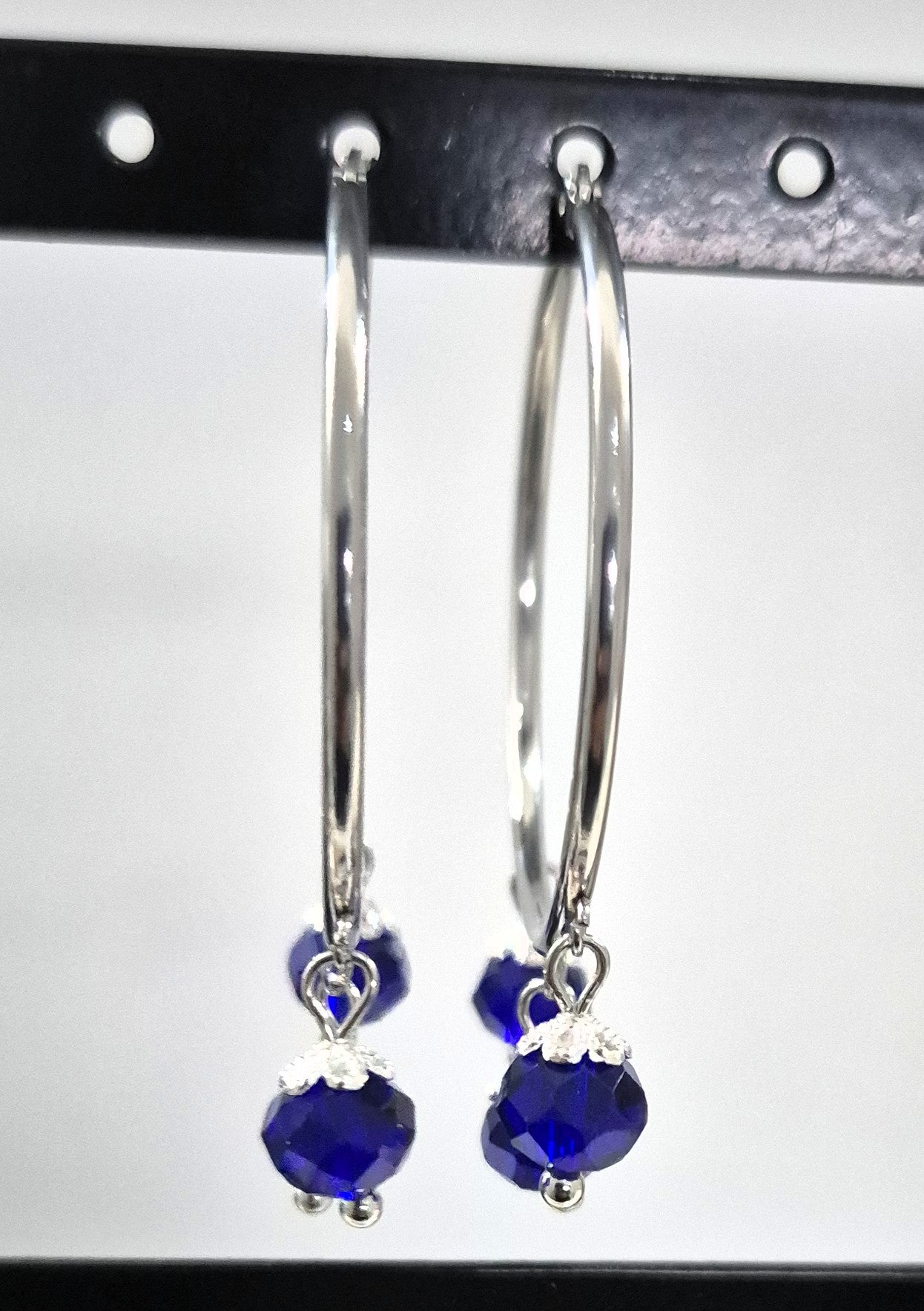 SuRosha zilverkleurige RVS oorringen met donkerblauwe Ogri Ai kralen