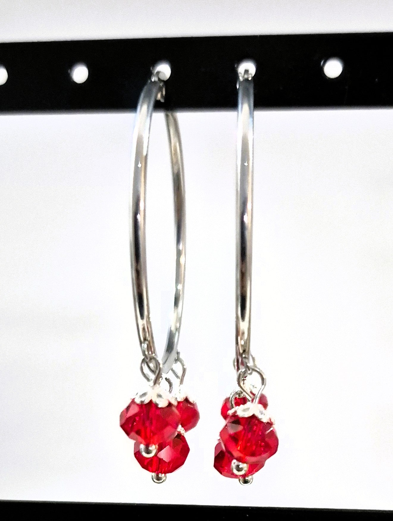 SuRosha zilverkleurige RVS oorringen met rode Ogri Ai kralen
