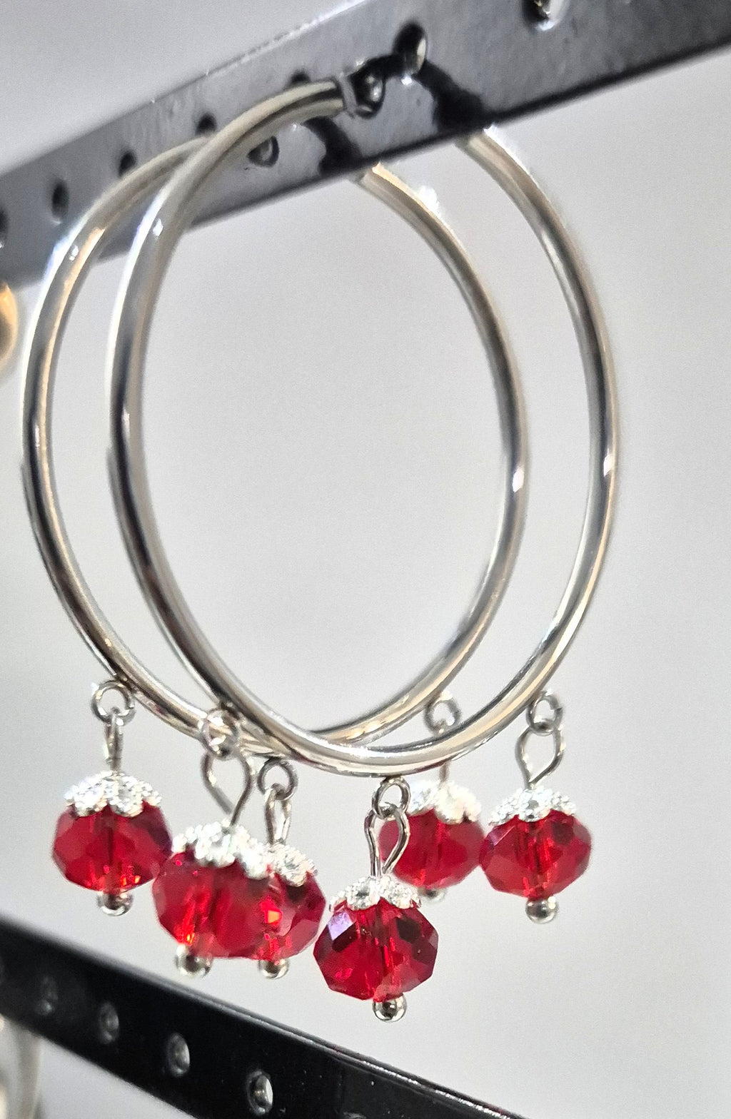 SuRosha zilverkleurige RVS oorringen met rode Ogri Ai kralen