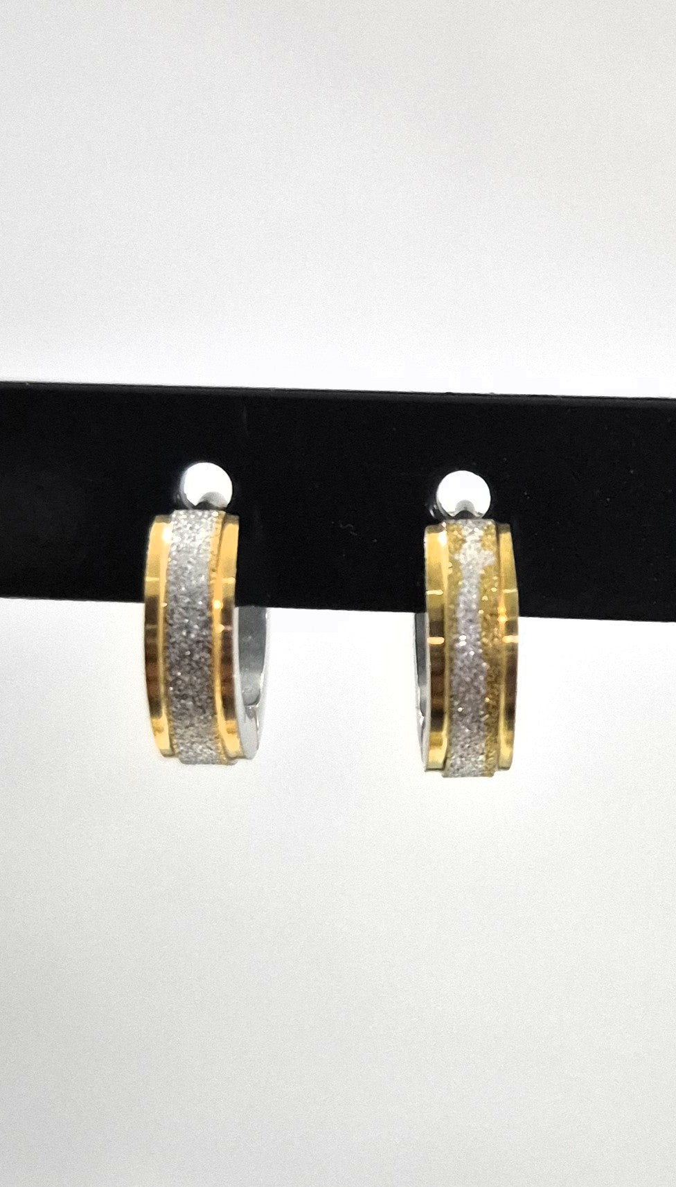 SuRosha Kleine RVS Oorringen – Tweekleurig Goud & Zilver