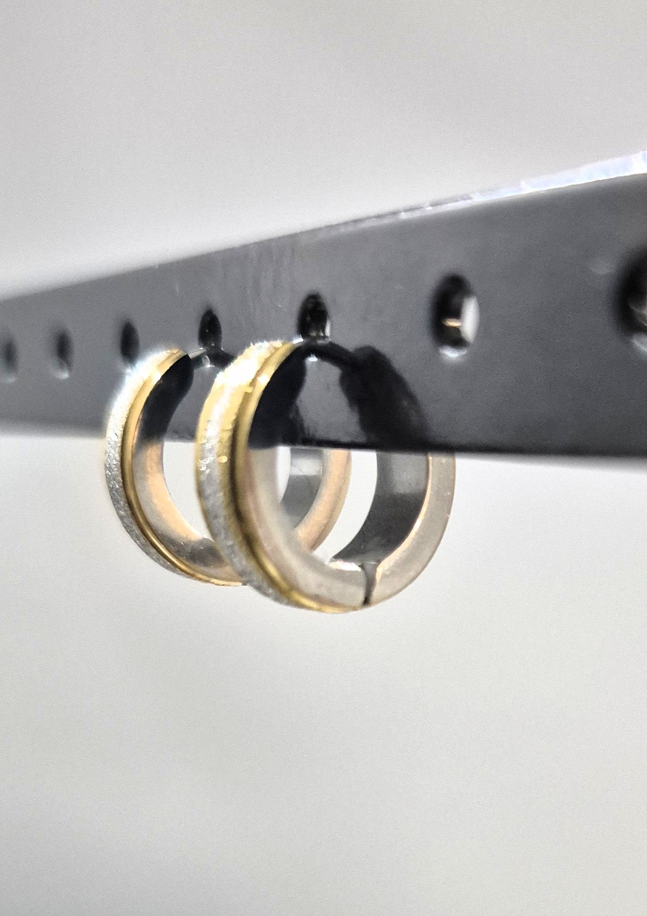 SuRosha Kleine RVS Oorringen – Tweekleurig Goud & Zilver