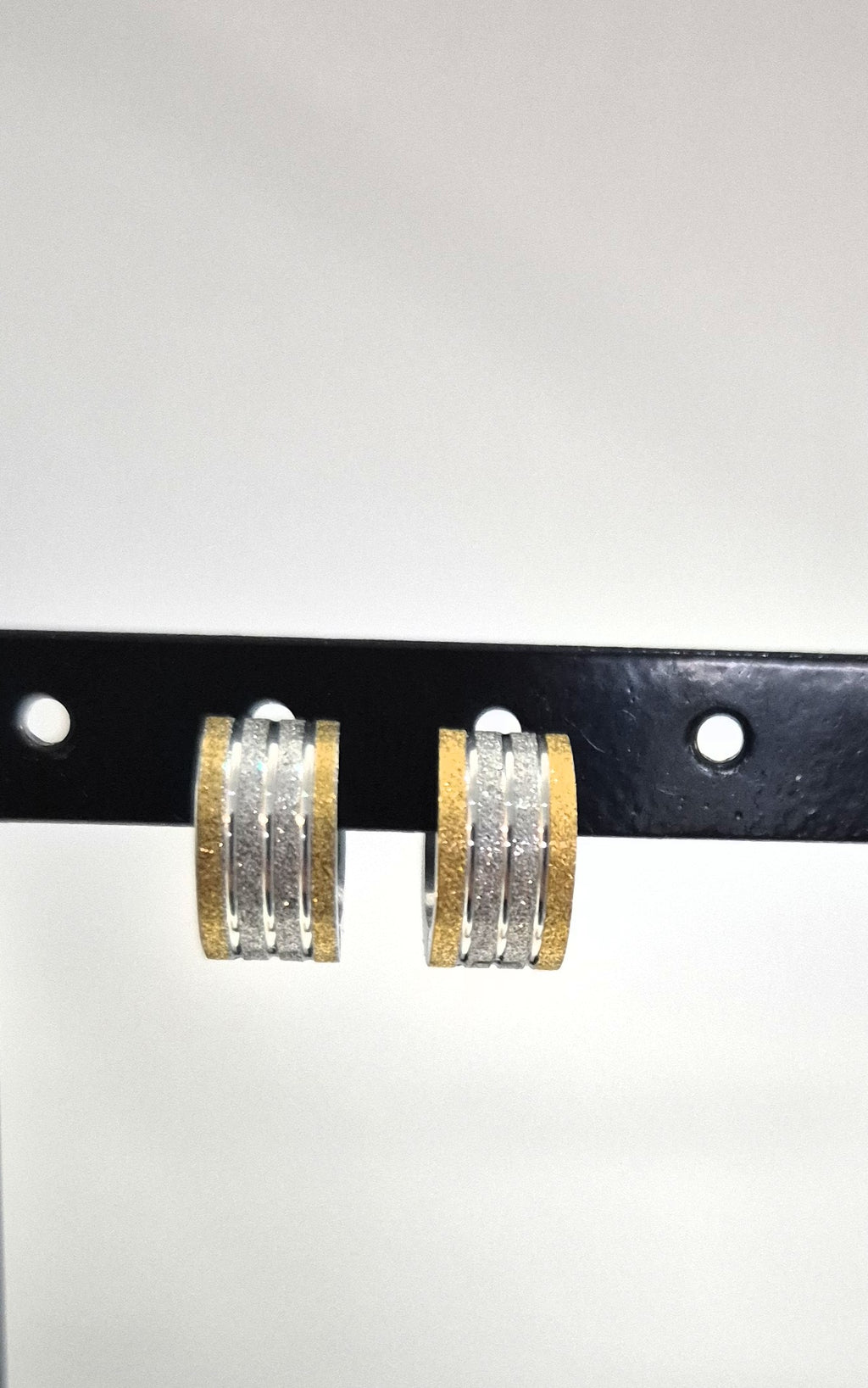 SuRosha Brede RVS Oorringen – Tweekleurig Goud & Zilver