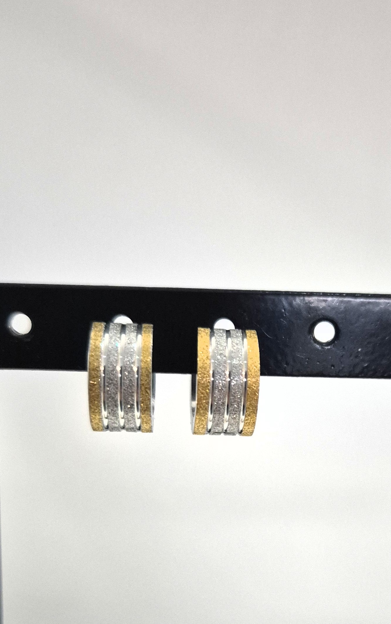 SuRosha Brede RVS Oorringen – Tweekleurig Goud & Zilver