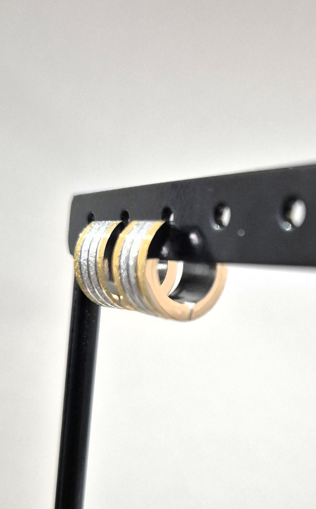 SuRosha Brede RVS Oorringen – Tweekleurig Goud & Zilver