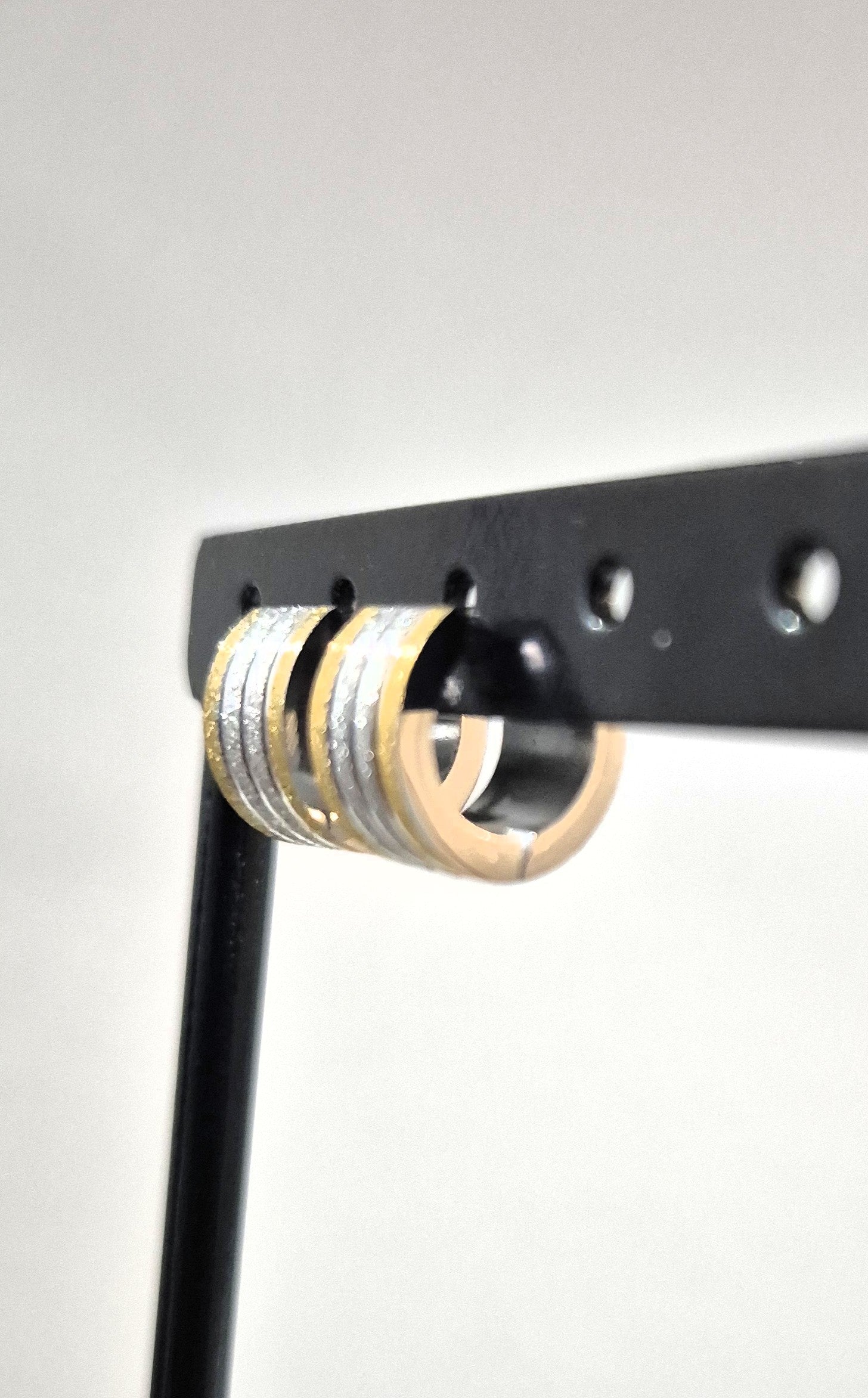 SuRosha Brede RVS Oorringen – Tweekleurig Goud & Zilver