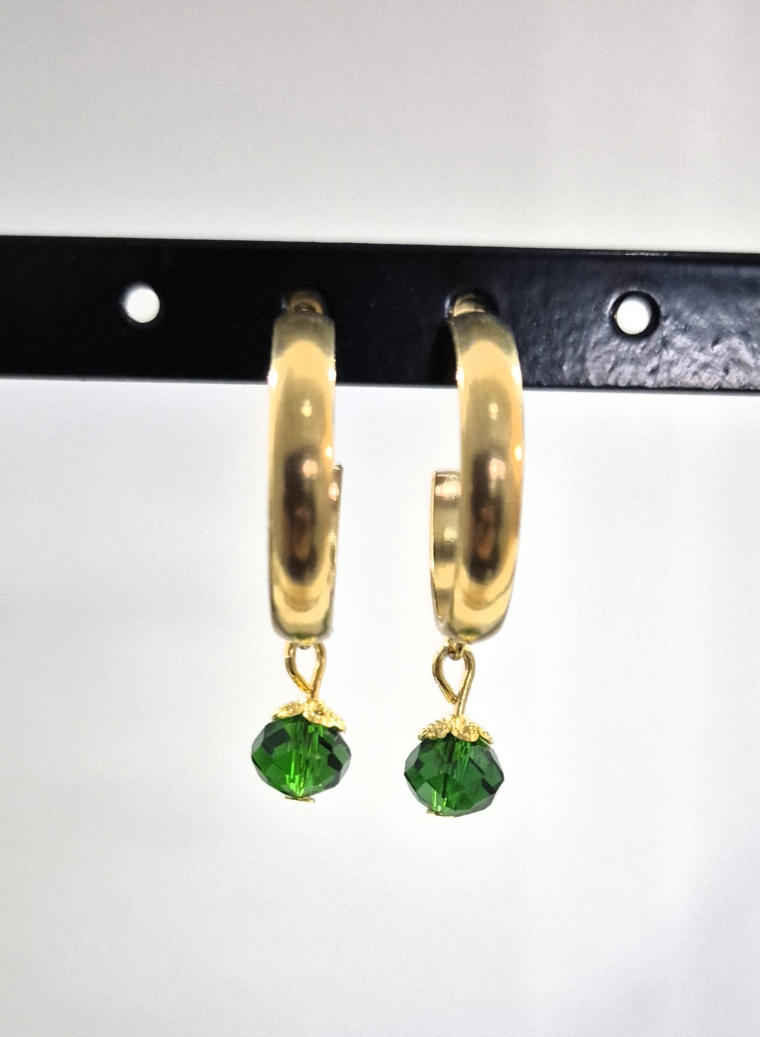 SuRosha goudkleurige RVS oorringen met groene Ogri Ai kralen