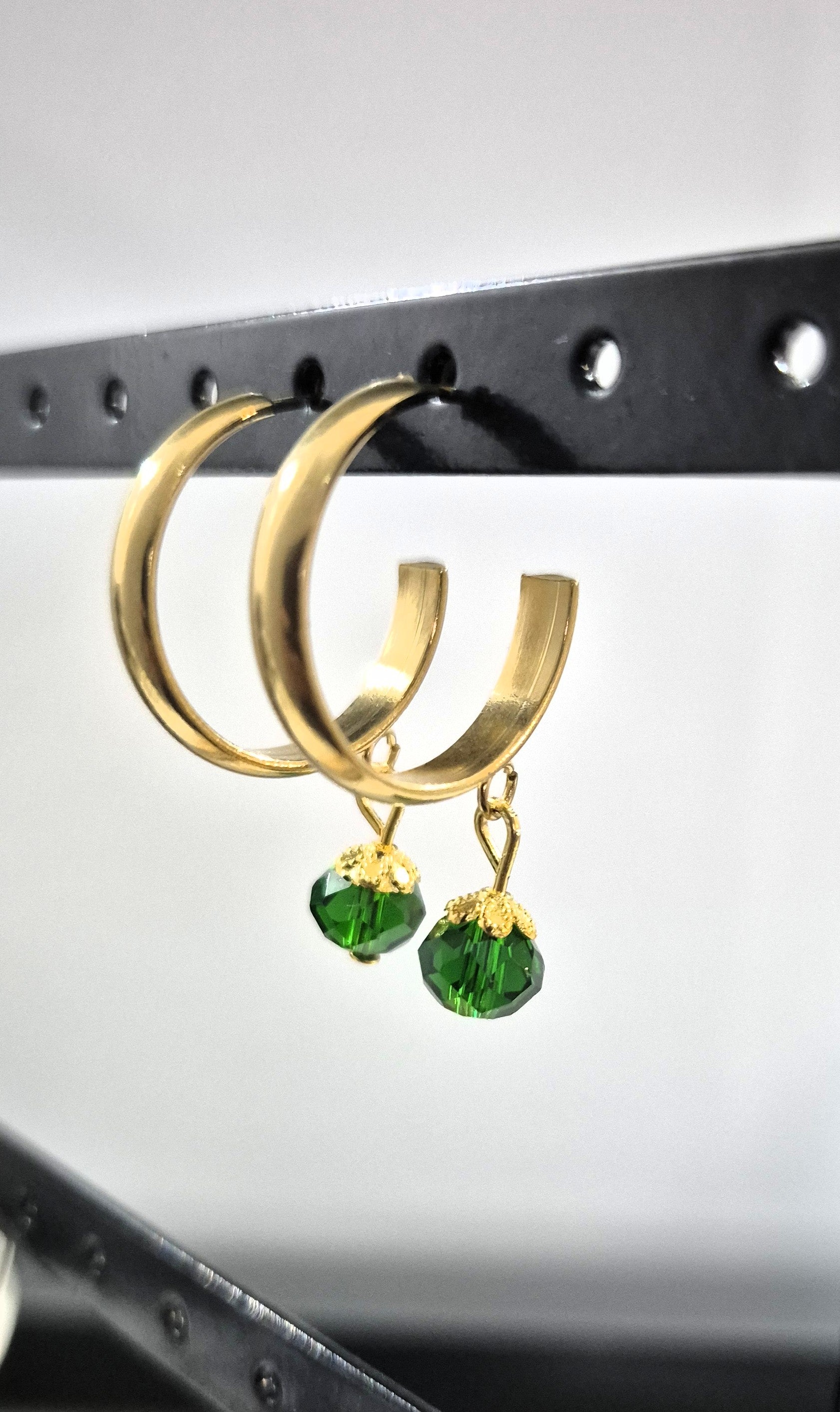 SuRosha goudkleurige RVS oorringen met groene Ogri Ai kralen