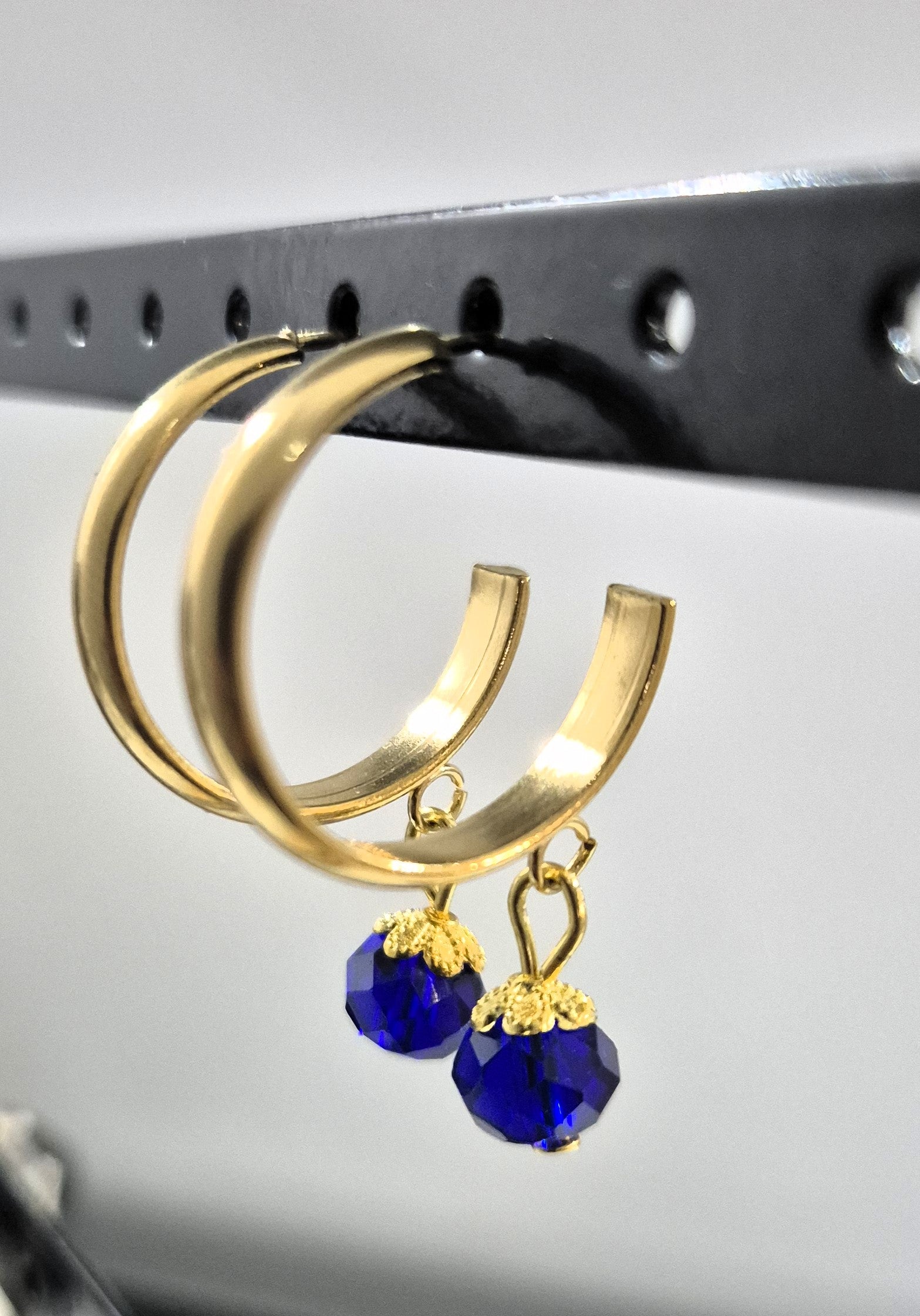 SuRosha goudkleurige RVS oorringen met blauwe Ogri Ai kralen