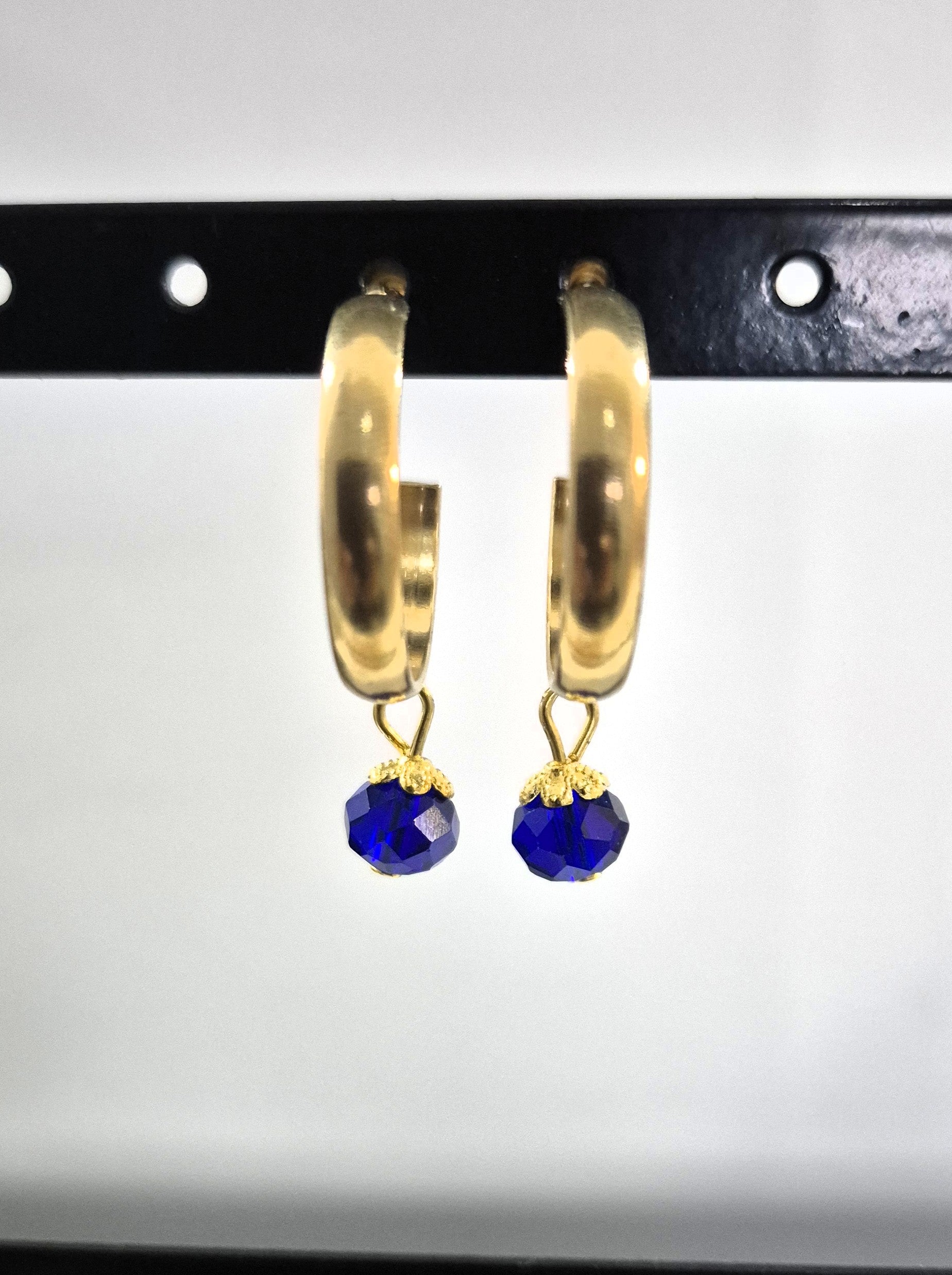 SuRosha goudkleurige RVS oorringen met blauwe Ogri Ai kralen