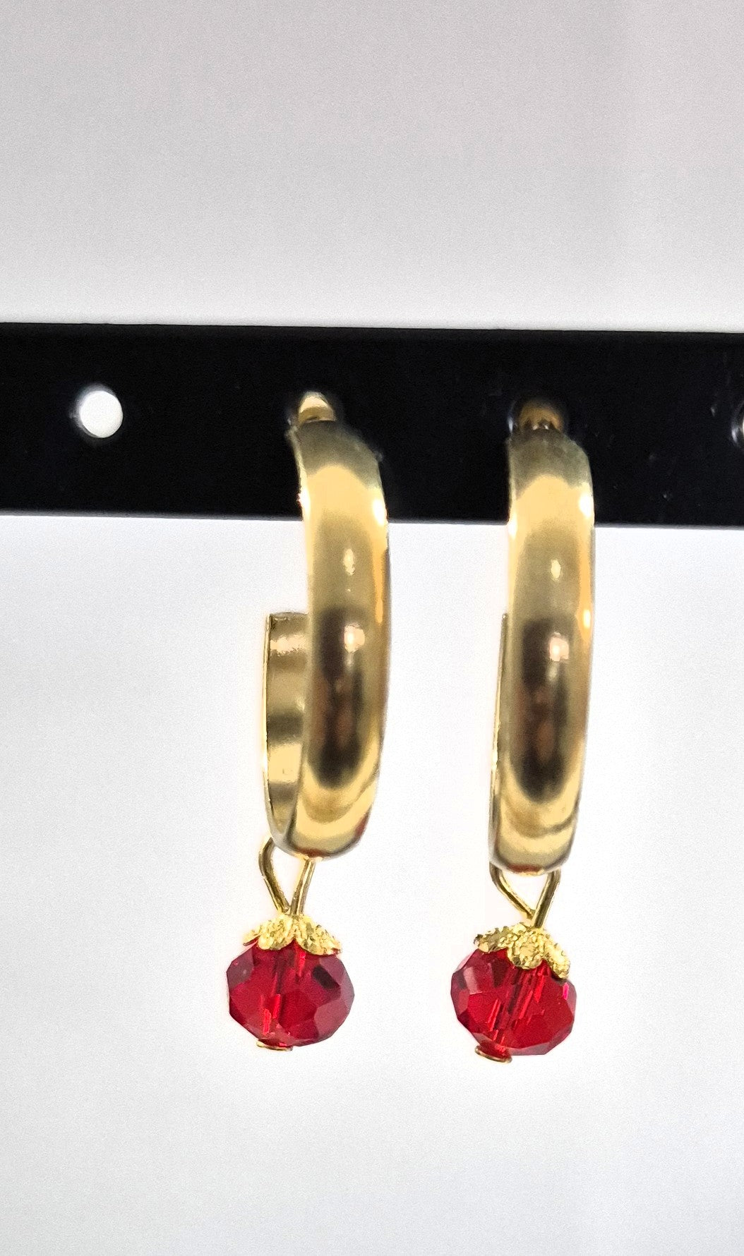 SuRosha goudkleurige RVS oorringen met rode Ogri Ai kralen