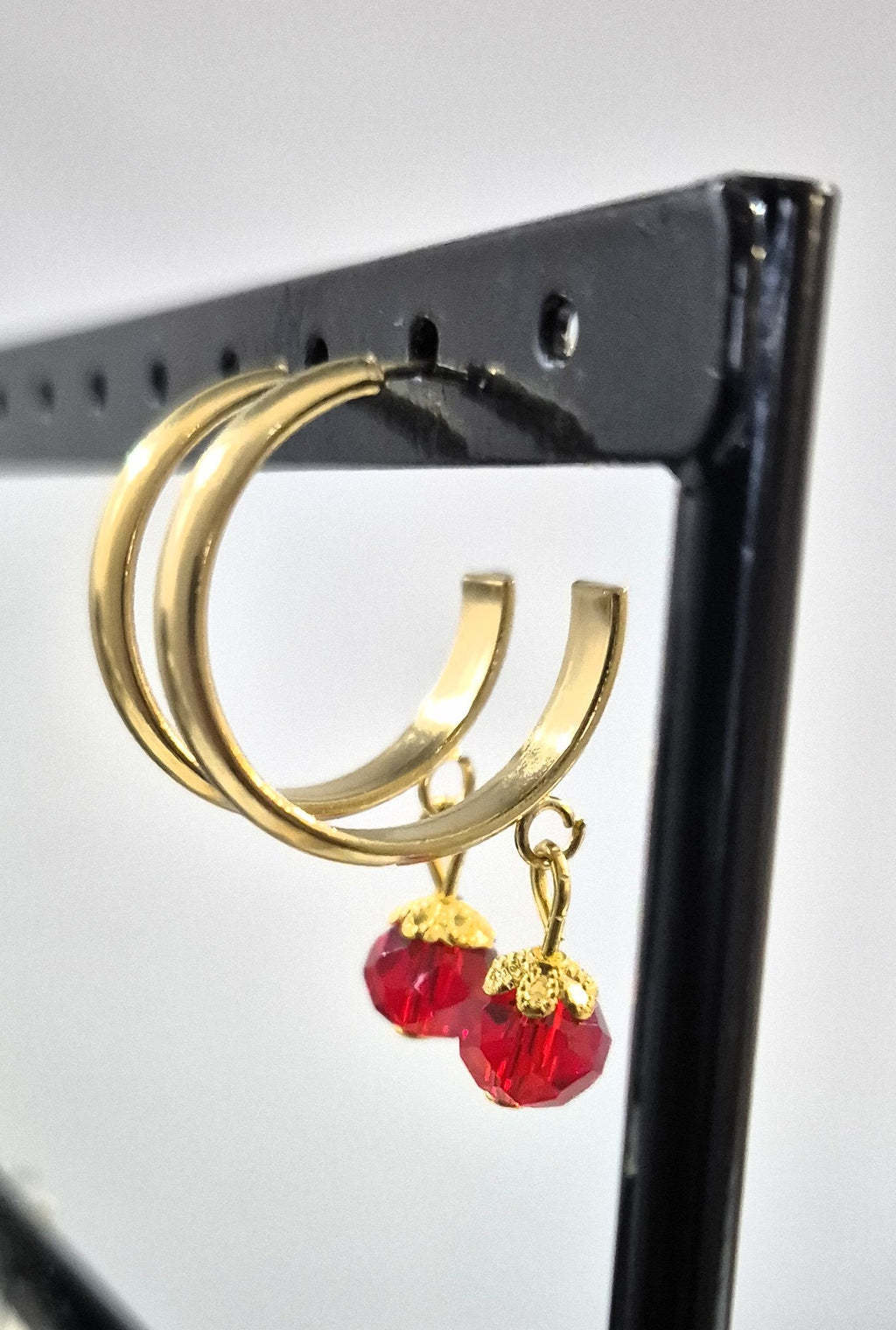 SuRosha goudkleurige RVS oorringen met rode Ogri Ai kralen