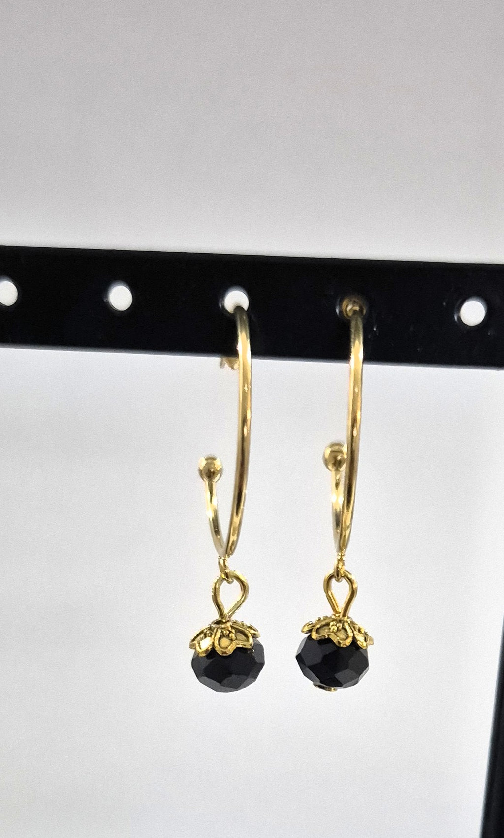 SuRosha goudkleurige RVS oorringen met zwarte Ogri Ai kralen