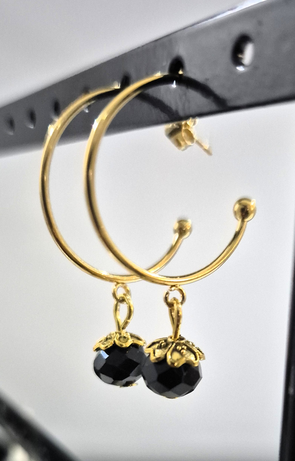 SuRosha goudkleurige RVS oorringen met zwarte Ogri Ai kralen