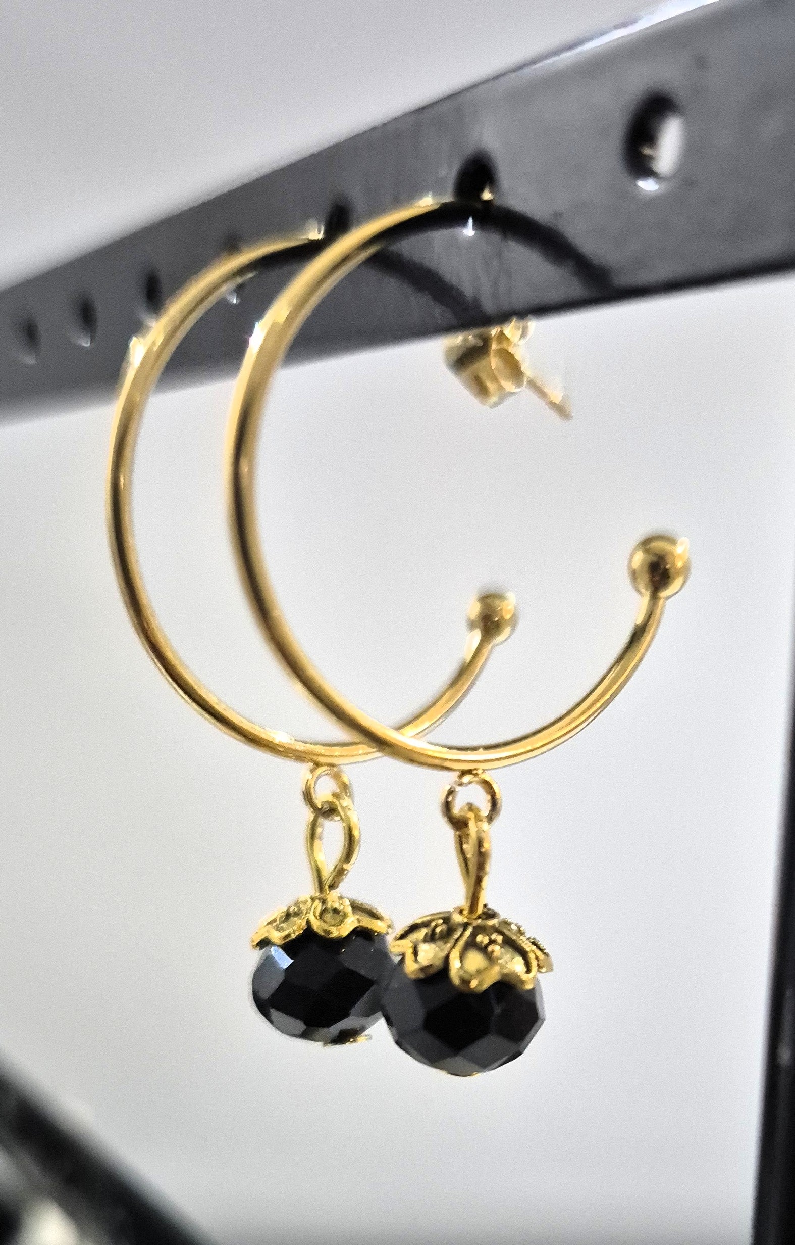 SuRosha goudkleurige RVS oorringen met zwarte Ogri Ai kralen