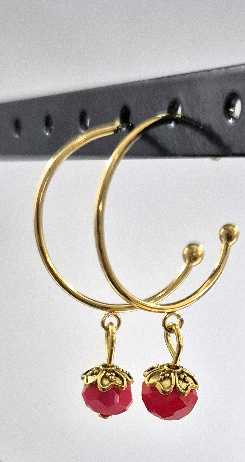 SuRosha goudkleurige RVS oorringen met rode Ogri Ai kralen