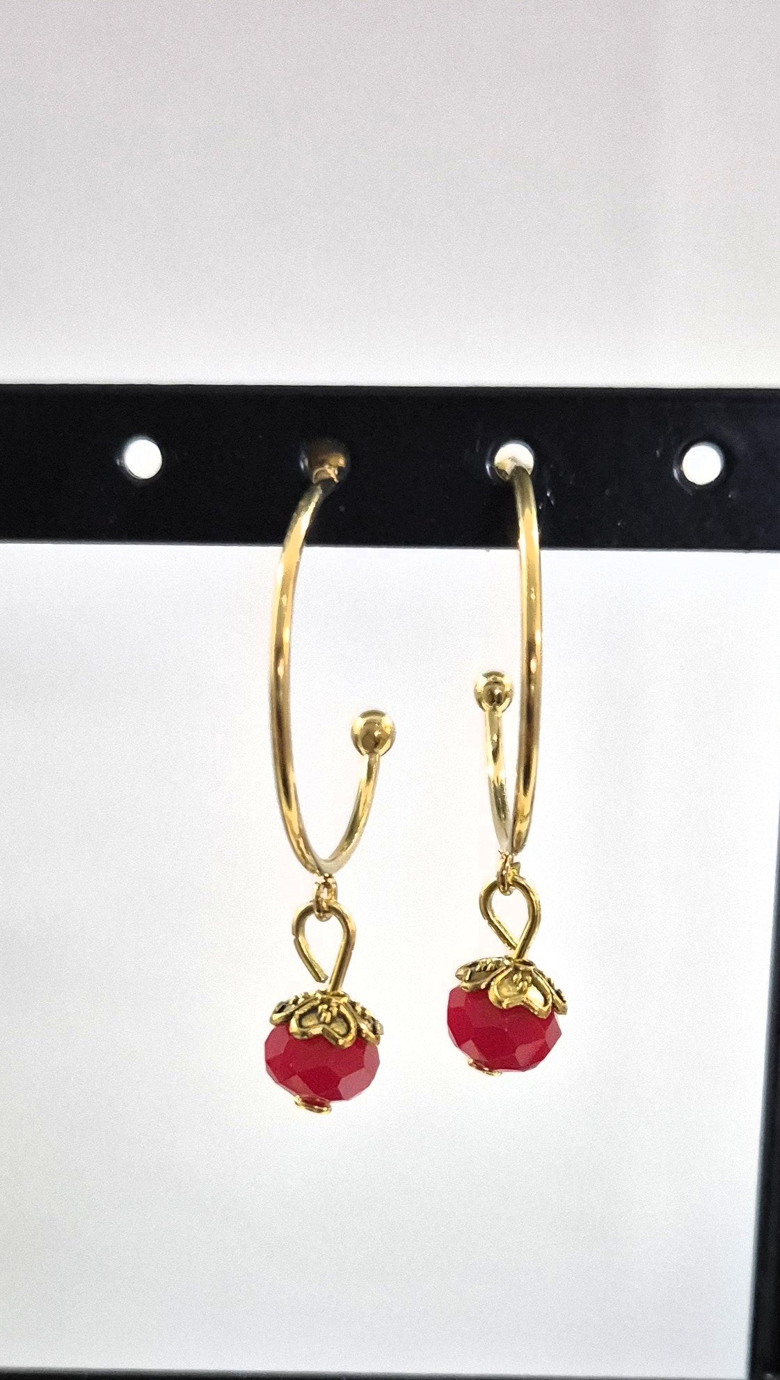 SuRosha goudkleurige RVS oorringen met rode Ogri Ai kralen