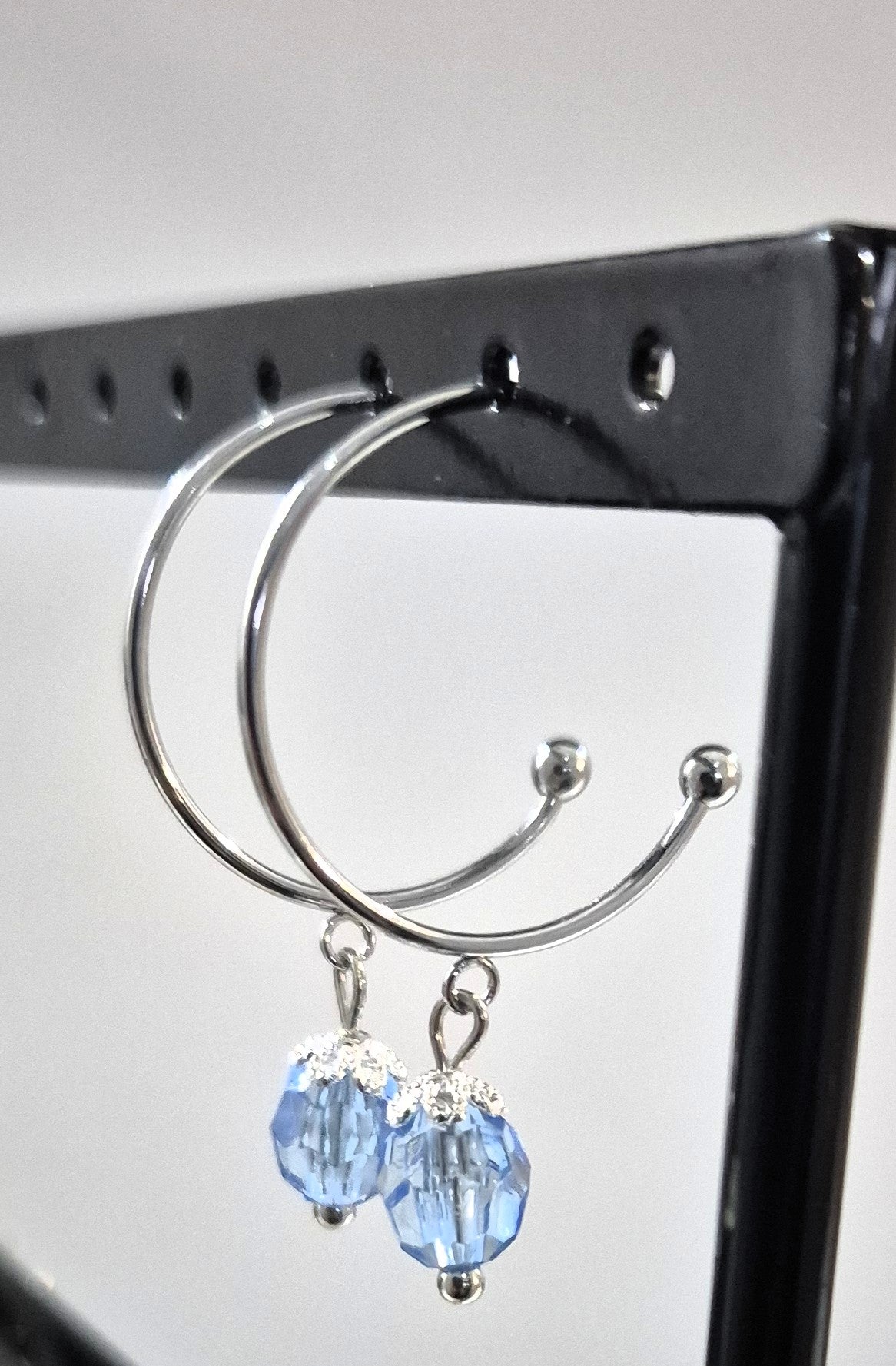 SuRosha zilverkleurige RVS oorringen met babyblauwe Ogri Ai kralen