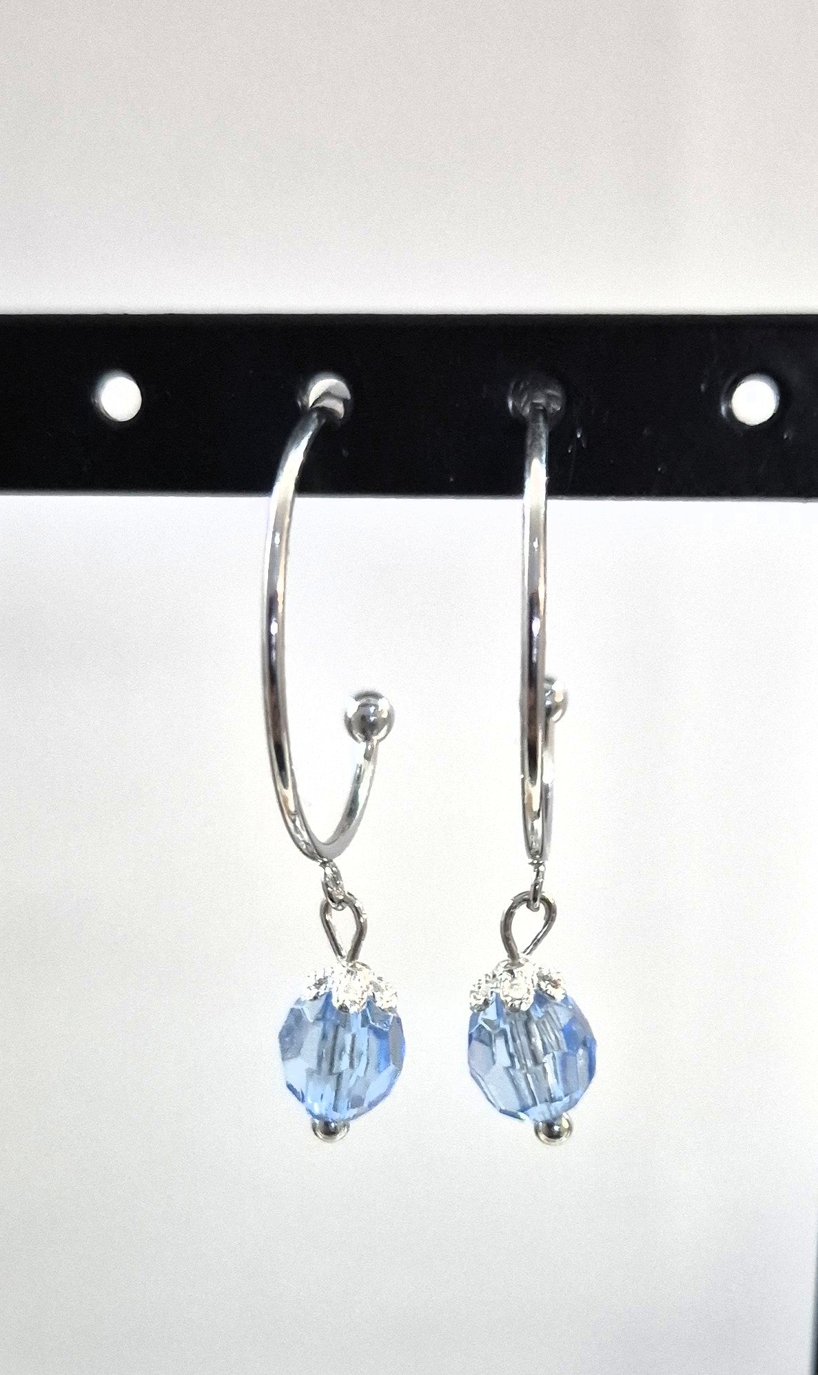 SuRosha zilverkleurige RVS oorringen met babyblauwe Ogri Ai kralen