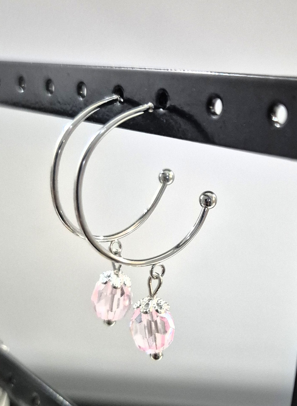 SuRosha zilverkleurige RVS oorringen met lichtroze Ogri Ai kralen