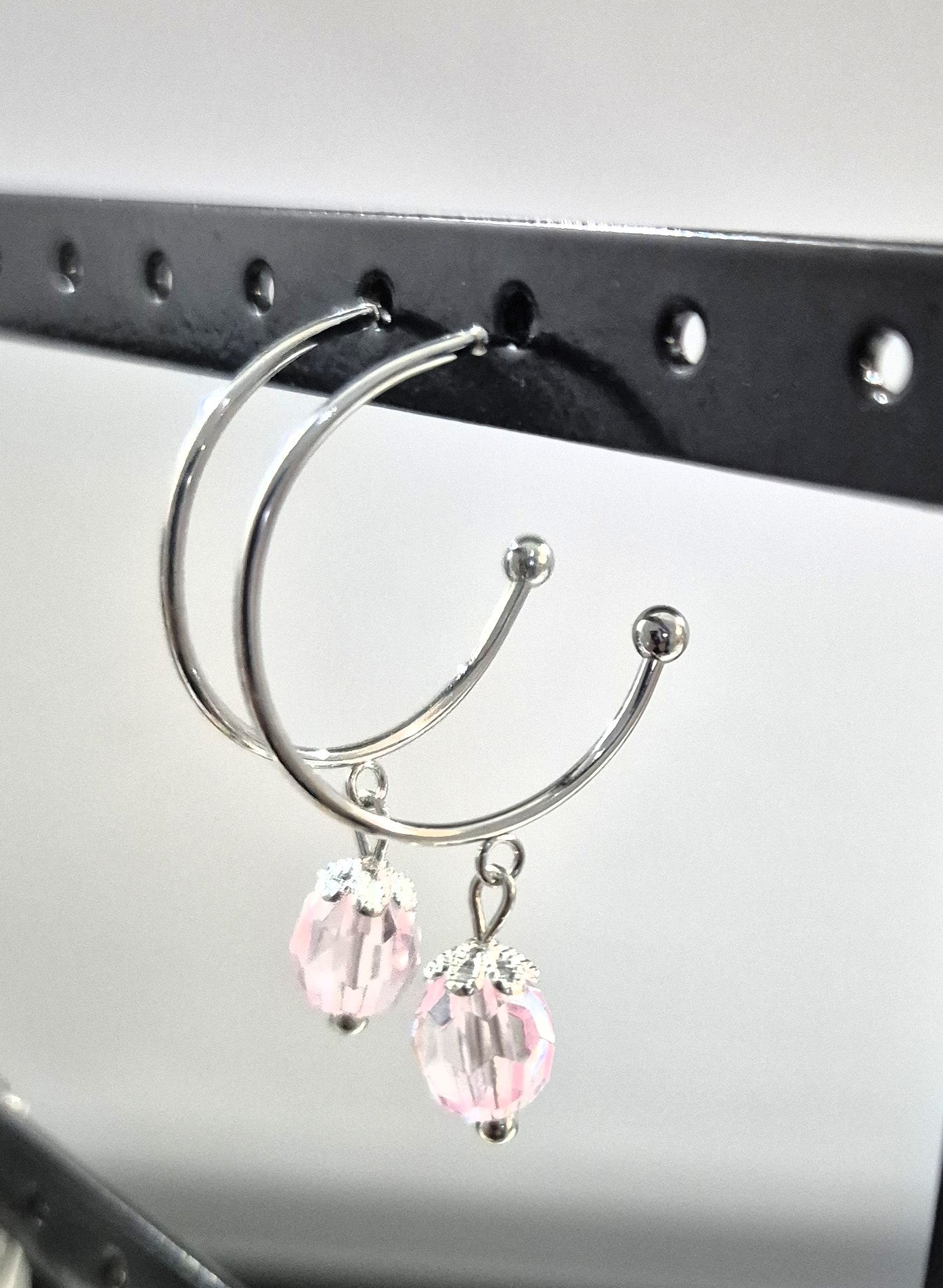 SuRosha zilverkleurige RVS oorringen met lichtroze Ogri Ai kralen