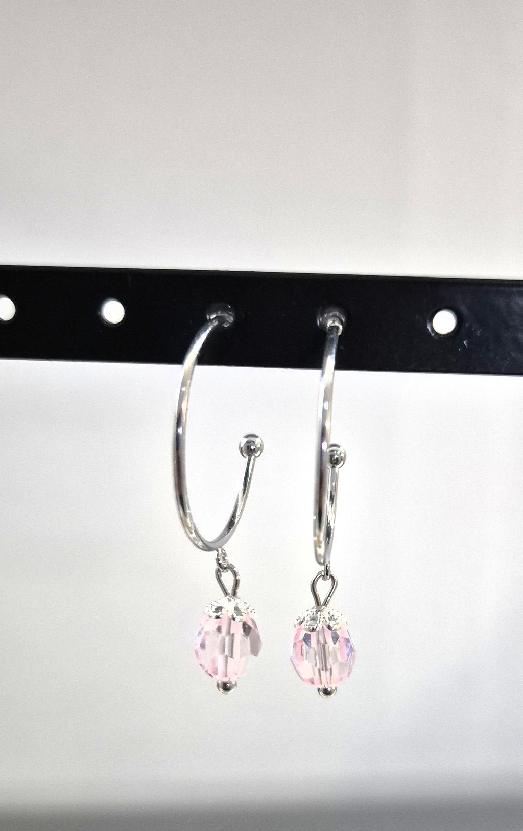 SuRosha zilverkleurige RVS oorringen met lichtroze Ogri Ai kralen
