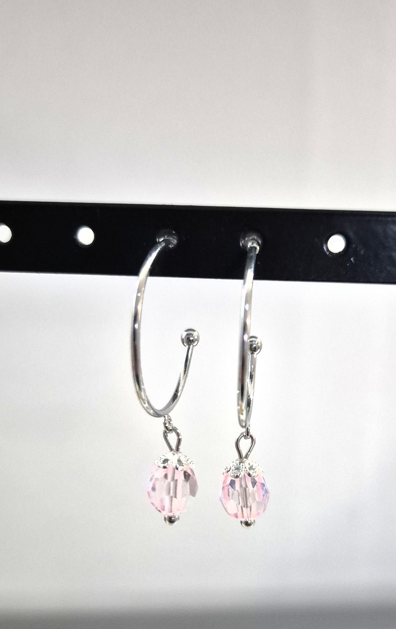 SuRosha zilverkleurige RVS oorringen met lichtroze Ogri Ai kralen