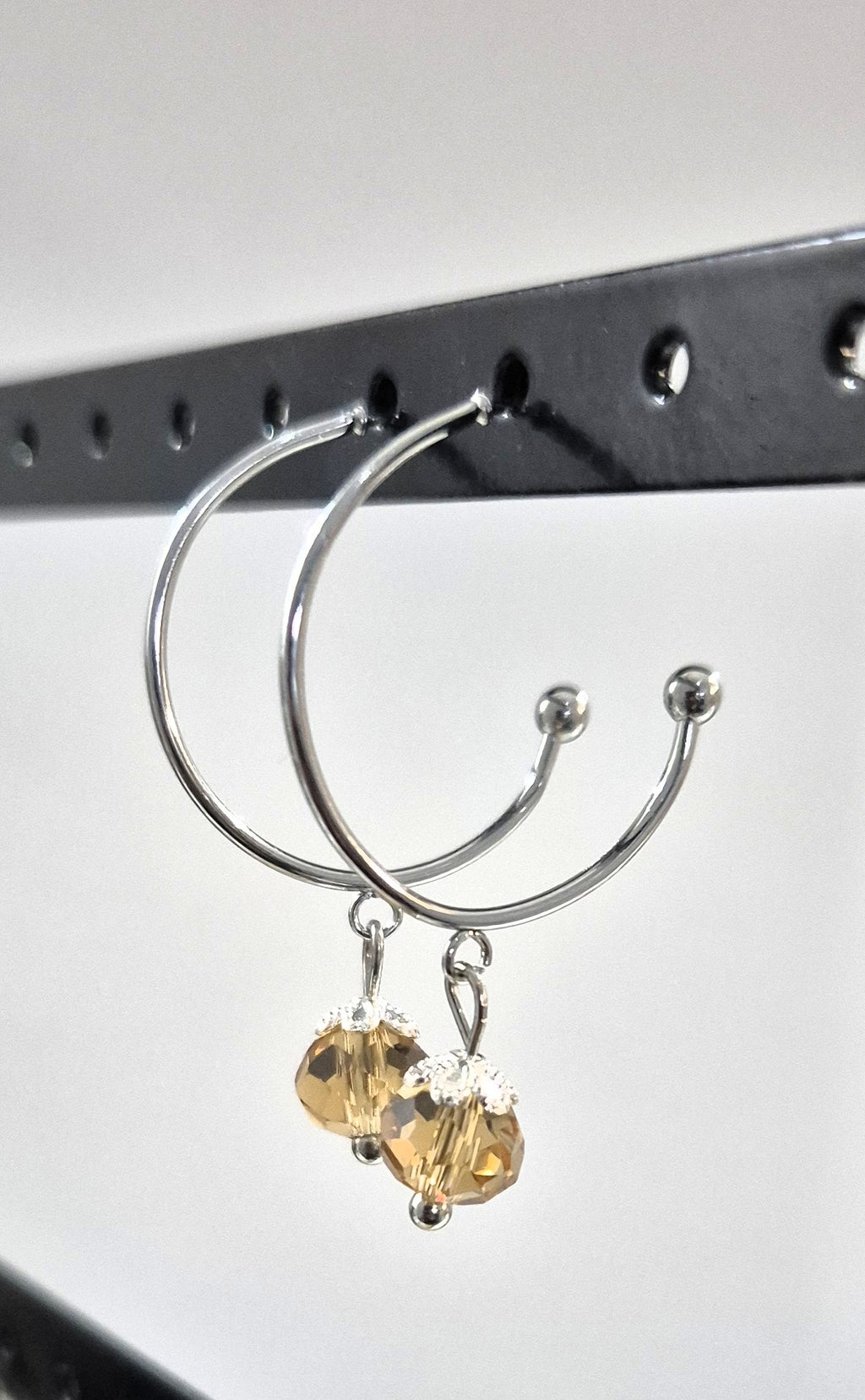 SuRosha zilverkleurige RVS oorringen met champagnekleur Ogri Ai kralen