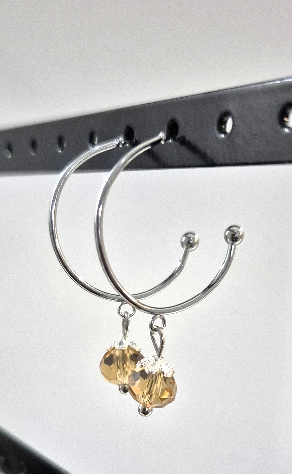 SuRosha zilverkleurige RVS oorringen met champagnekleur Ogri Ai kralen