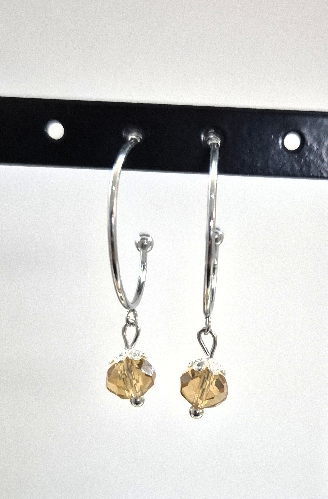 SuRosha zilverkleurige RVS oorringen met champagnekleur Ogri Ai kralen