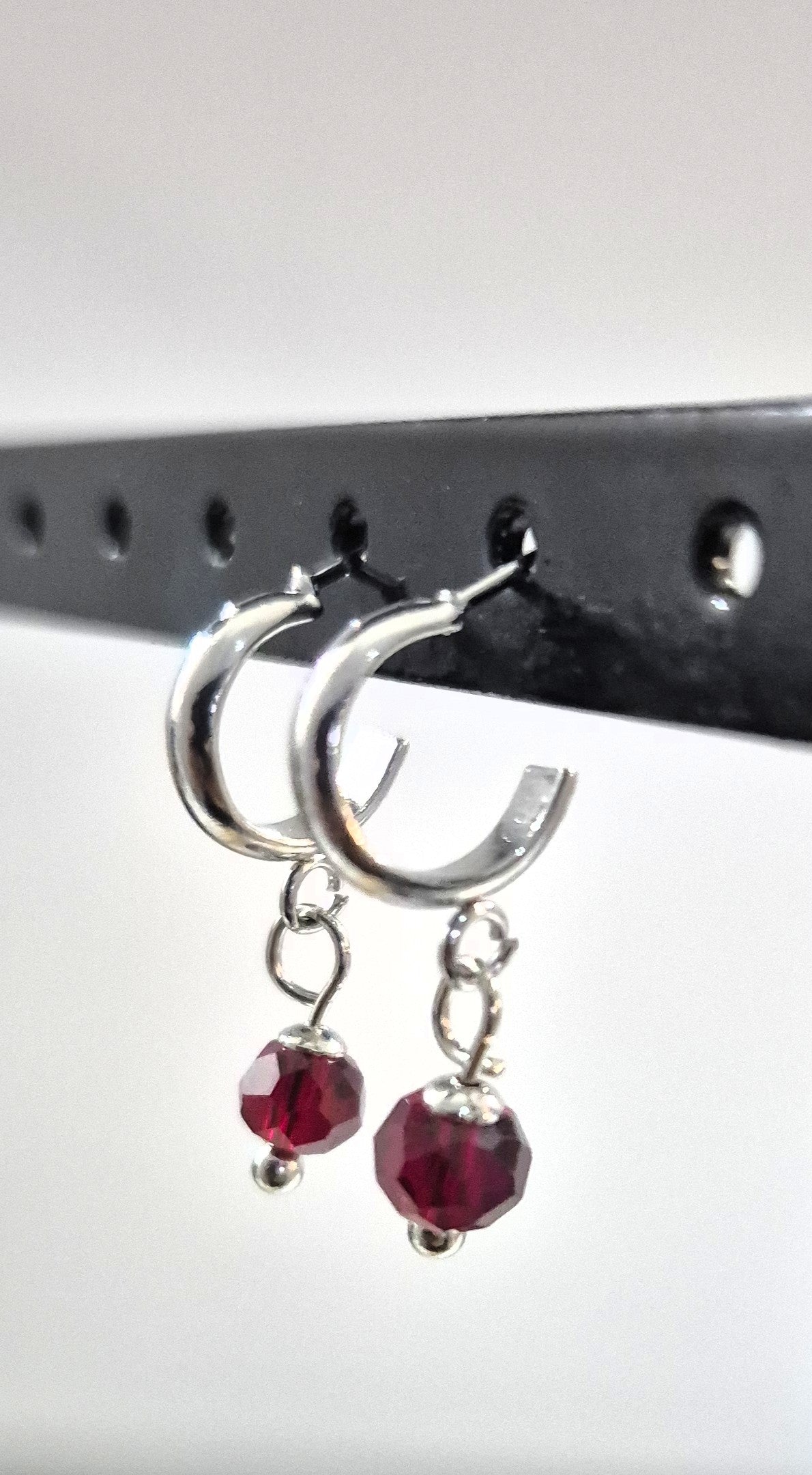 SuRosha kleine zilverkleurige RVS oorringen met rode Ogri Ai kralen